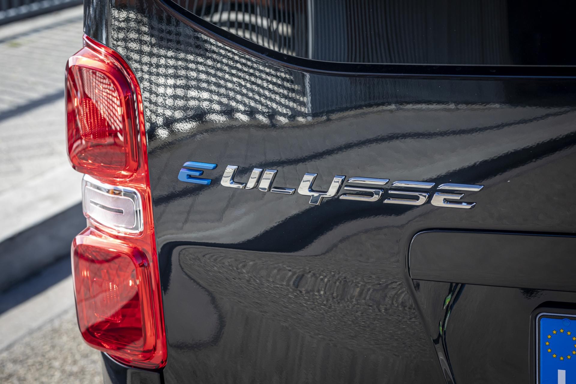 Vista trasera parcial enfocando la insignia 'E-Ulysse'.