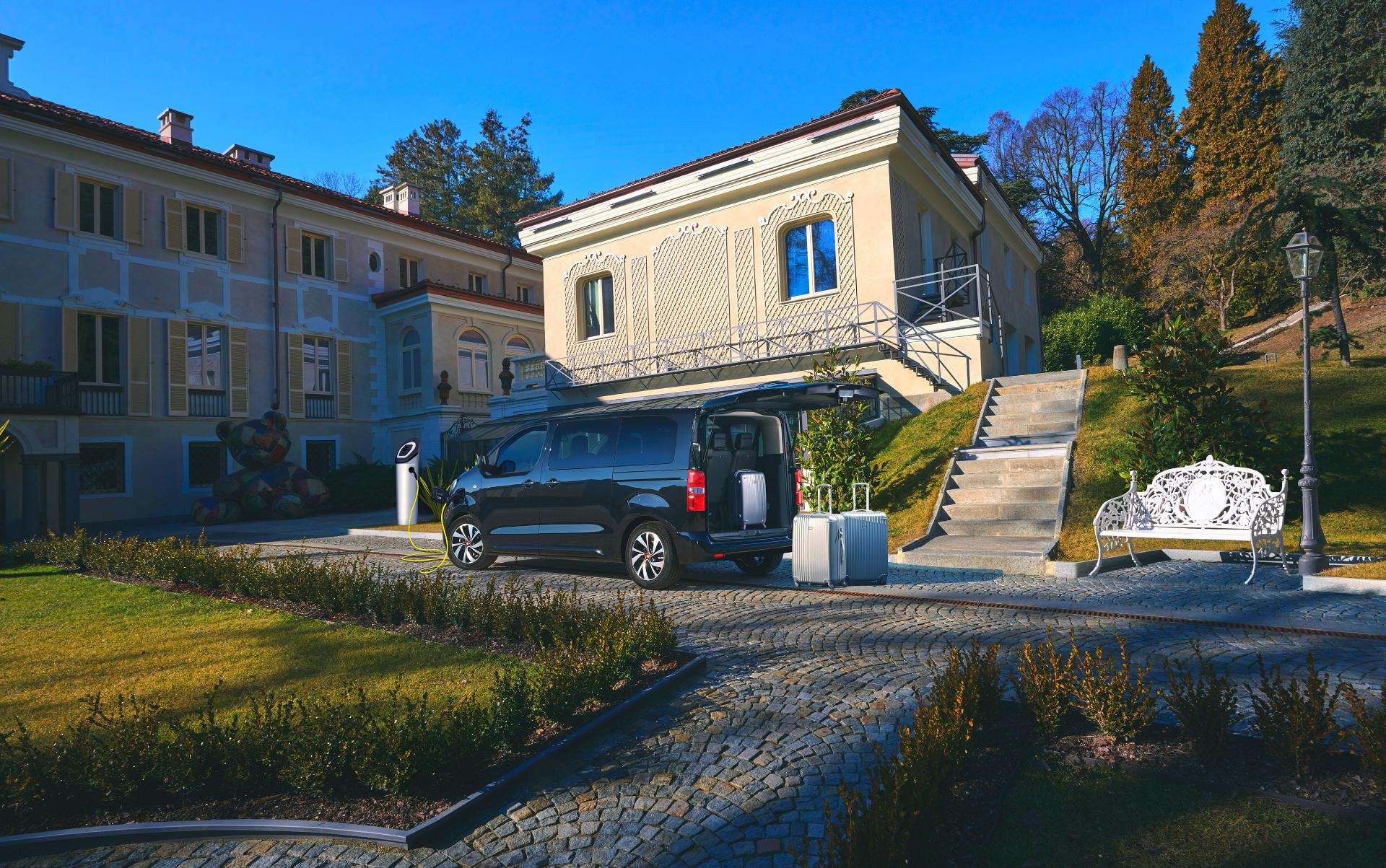 Fiat Ulysse aparcado, mostrando su diseño lateral y perfil trasero.