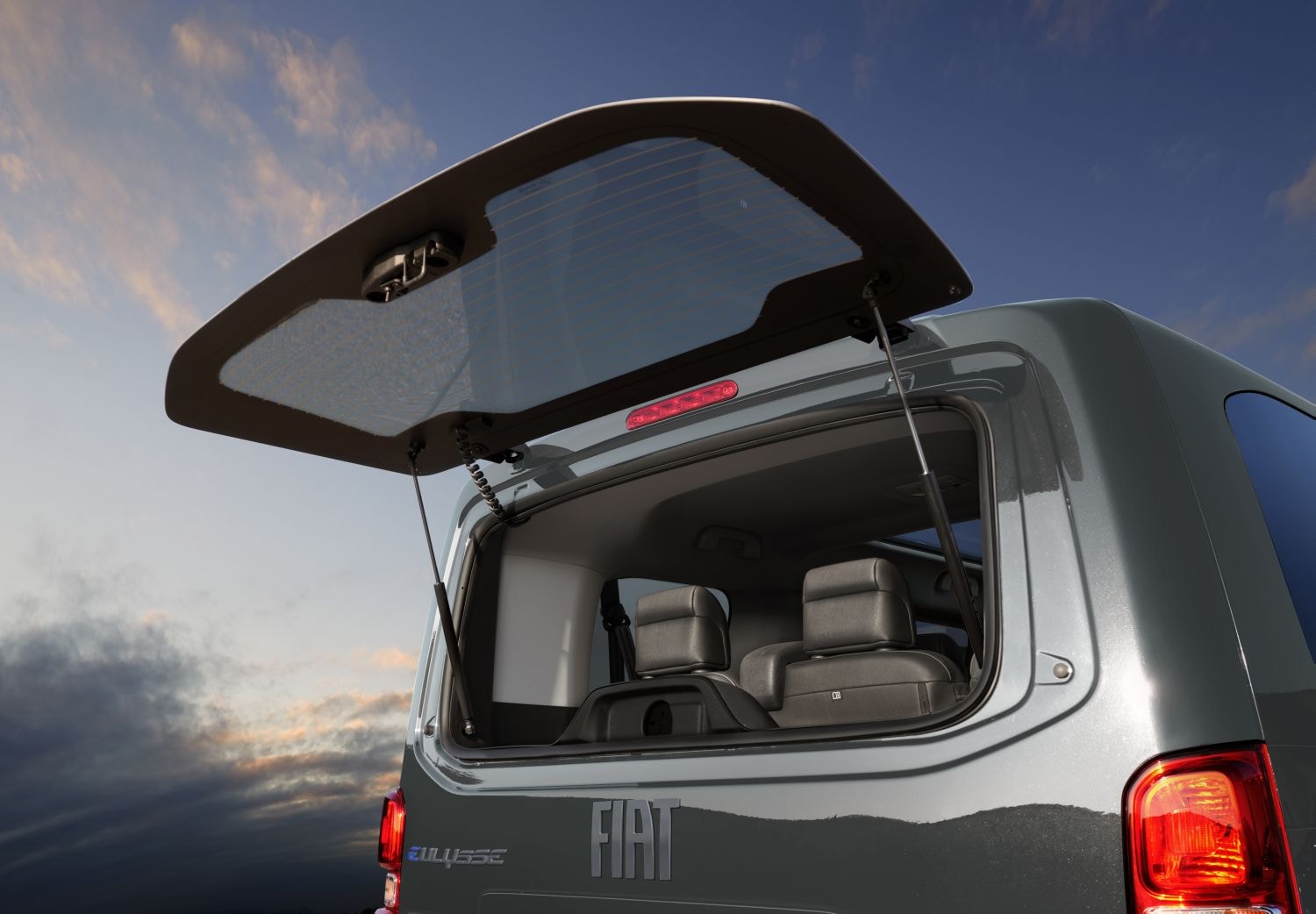 Destacando la funcionalidad del maletero del Fiat Ulysse con apertura automatizada.