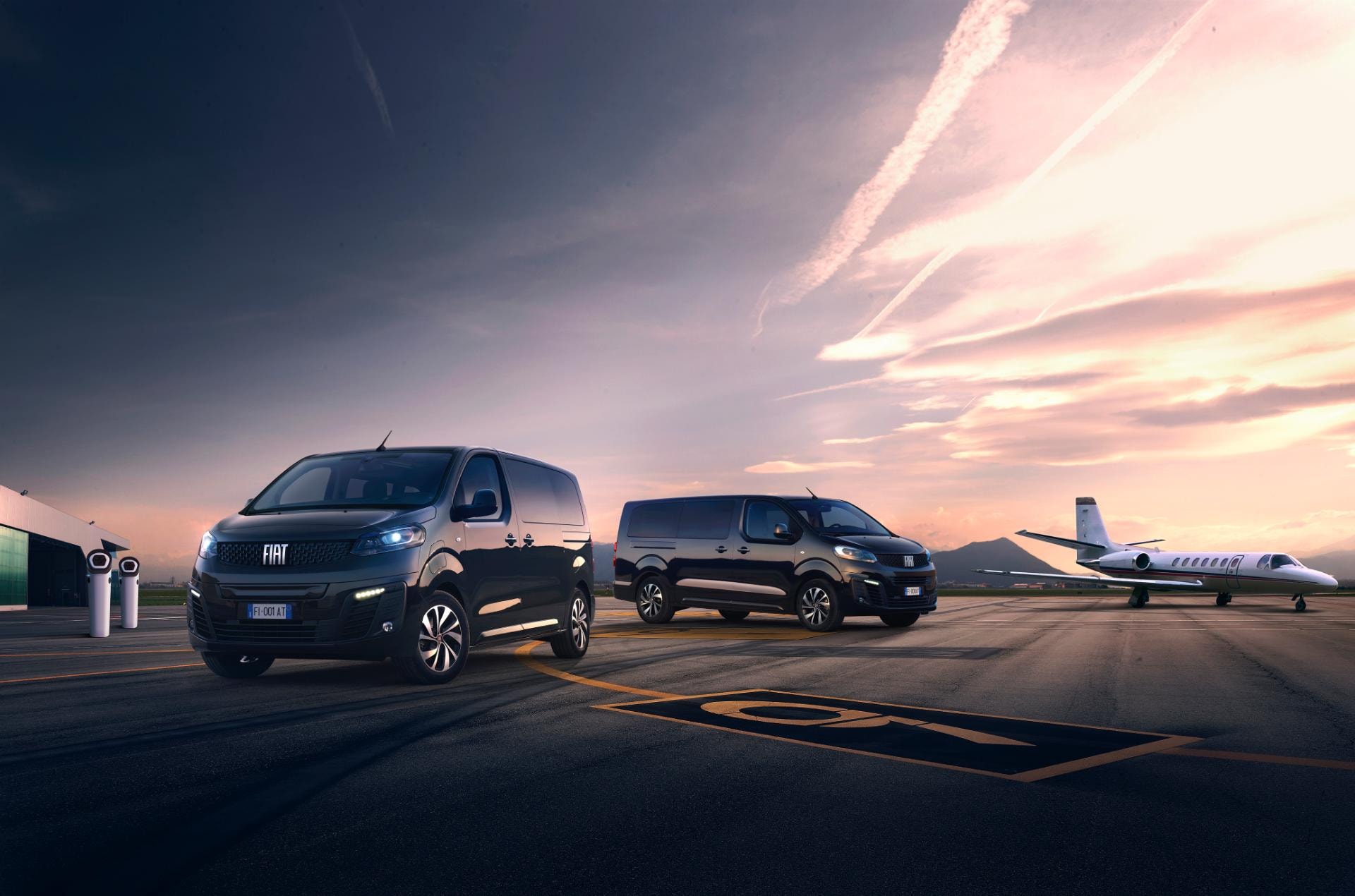 Dos Fiat Ulysse con el atardecer de fondo, destacando su diseño moderno.