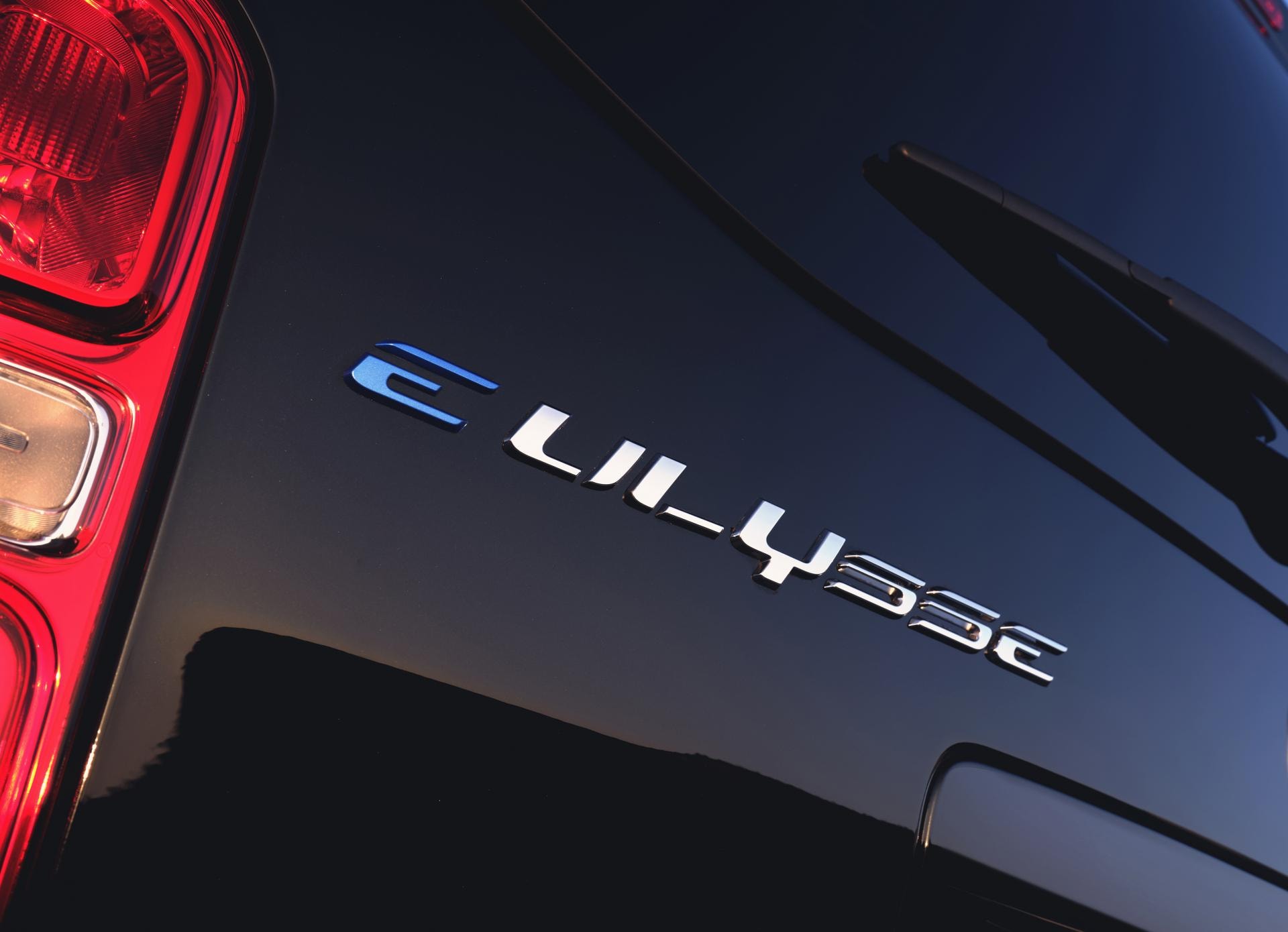 Vista trasera resaltando los distintivos eléctricos del Fiat Ulysse