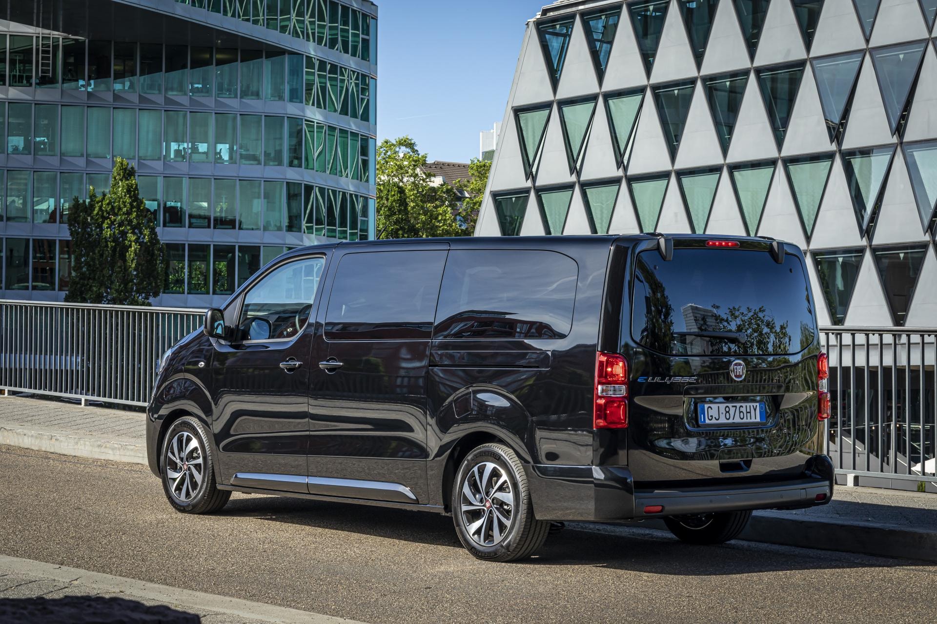 Perfil lateral completo del Fiat Ulysse en contexto urbano.