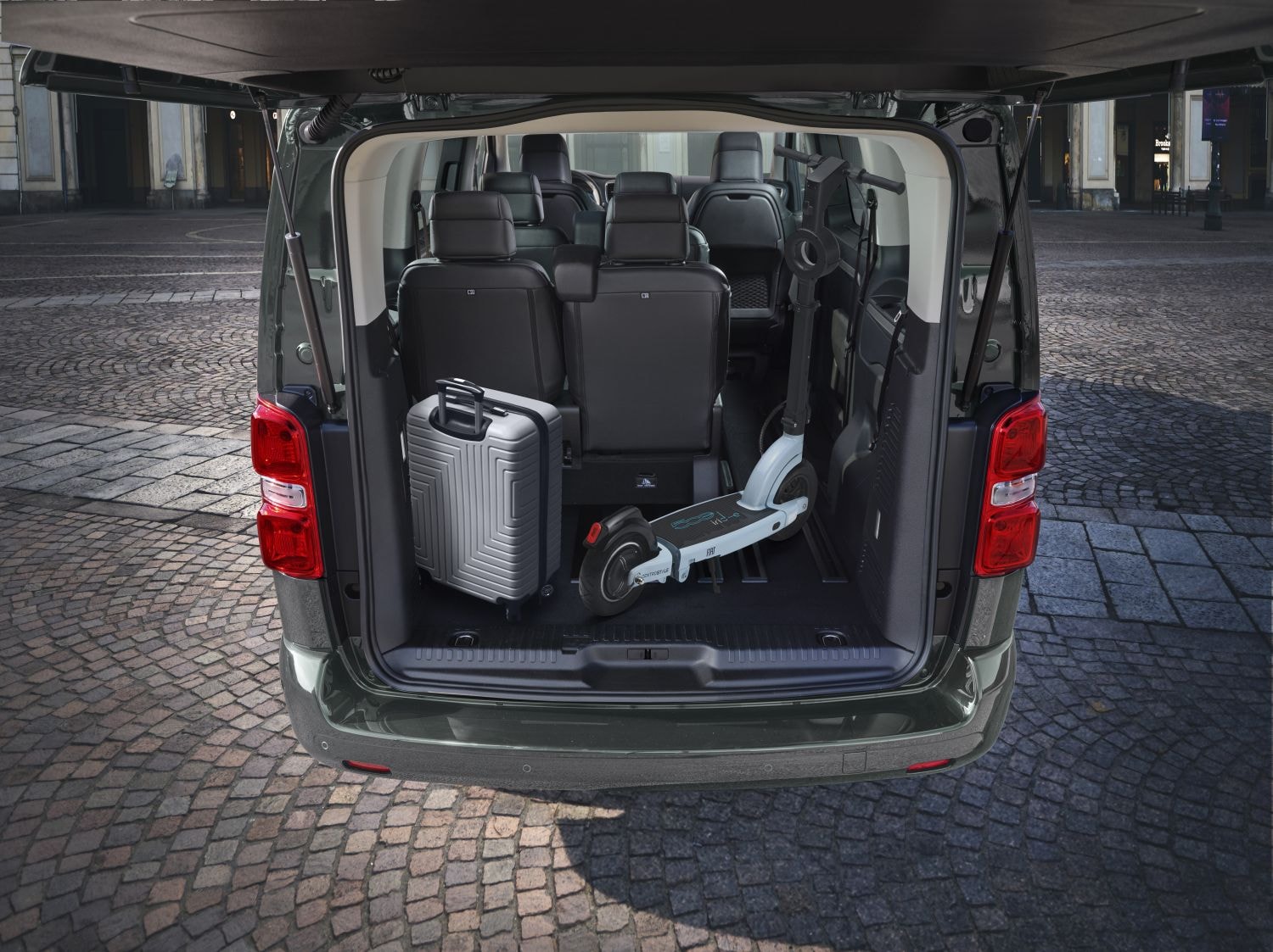 Vista trasera del maletero abierto del Fiat Ulysse, destacando su capacidad y modularidad