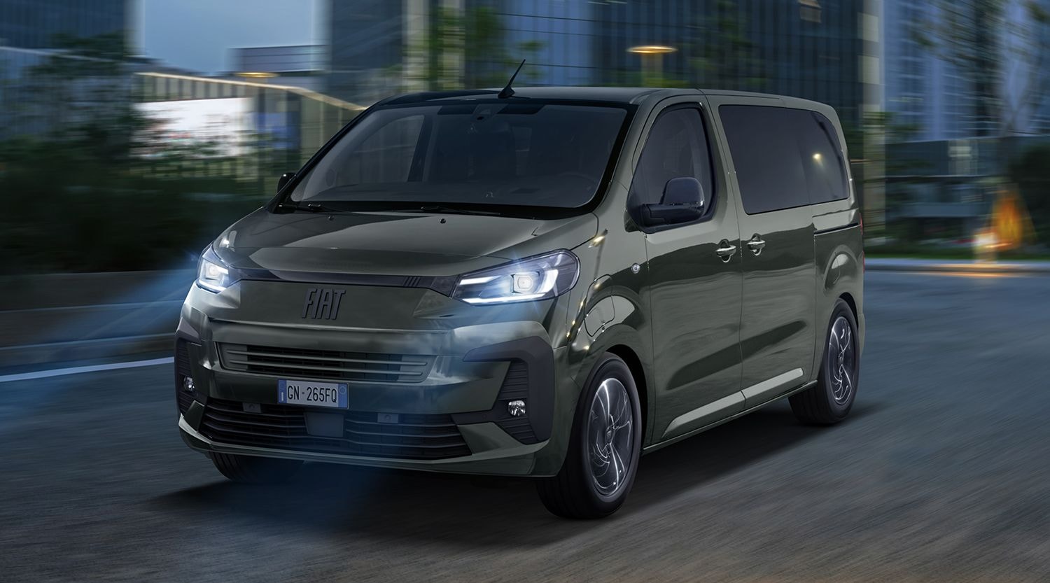 Imponente vista en tránsito de la Fiat Ulysse eléctrico, con enfoque en su diseño dinámico.