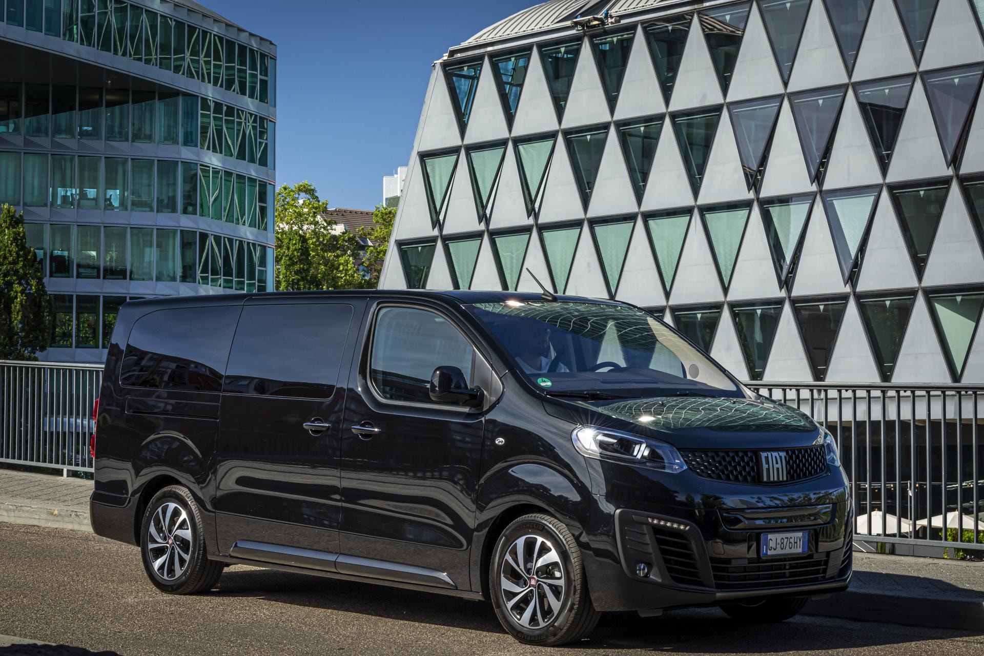 Fiat Ulysse estacionado, mostrando su diseño lateral.
