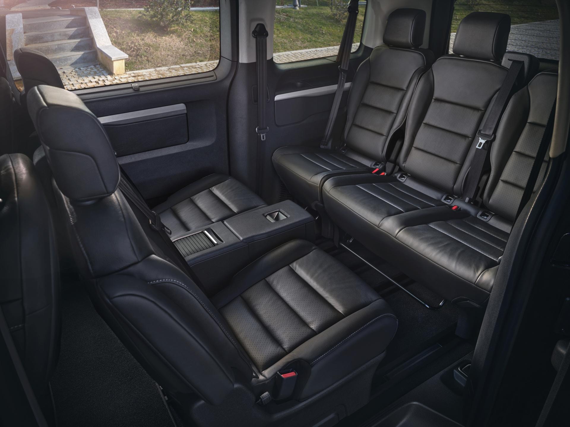 Habitáculo con asientos de cuero en configuración de serie