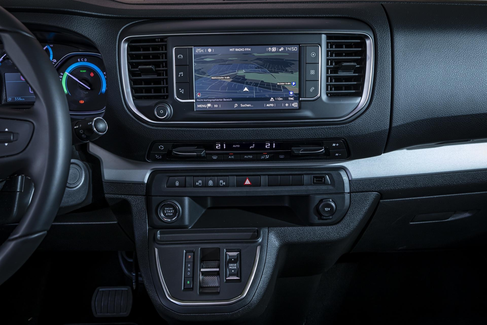 Sistema de infotainment con pantalla táctil y controles climatización.