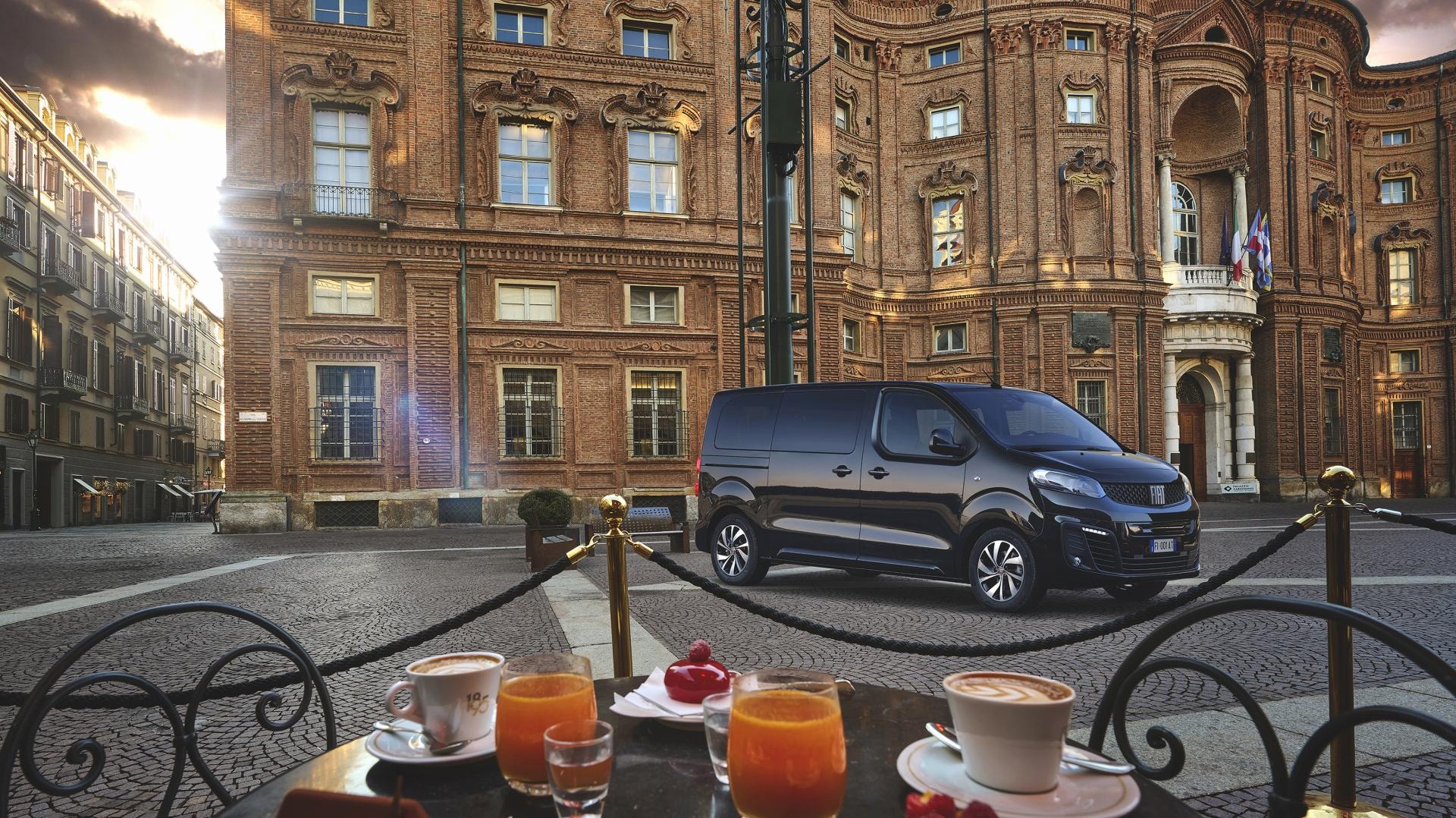 Fiat Ulysse aparcado en un entorno urbano, luciendo su diseño exterior