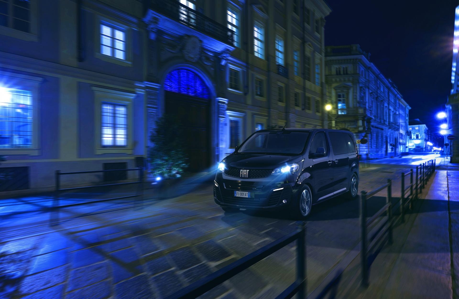 Imagen nocturna del Fiat Ulysse resaltando su diseño lateral