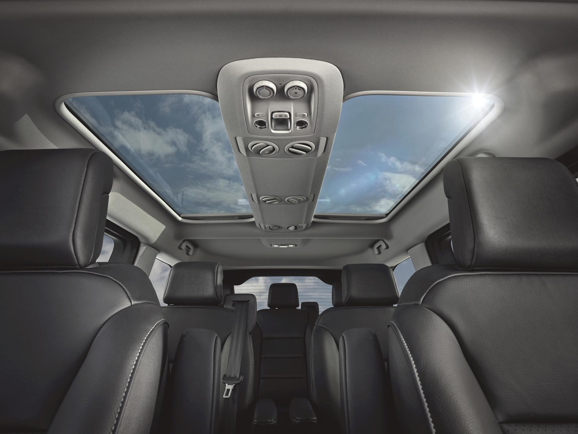 Plafón y luces ambientales del interior del Fiat Ulysse.