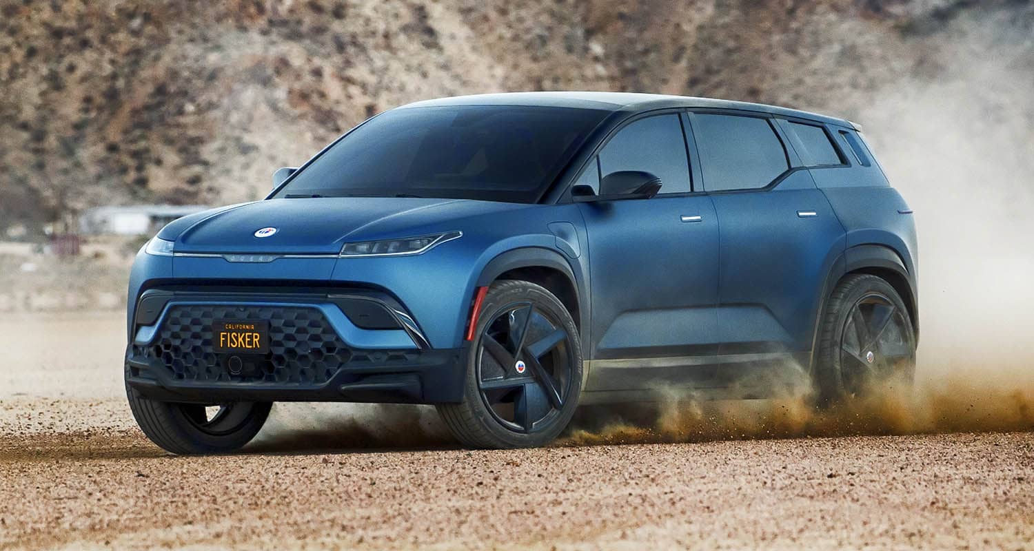 Fisker Ocean mostrando su capacidad todo-terreno en acción.