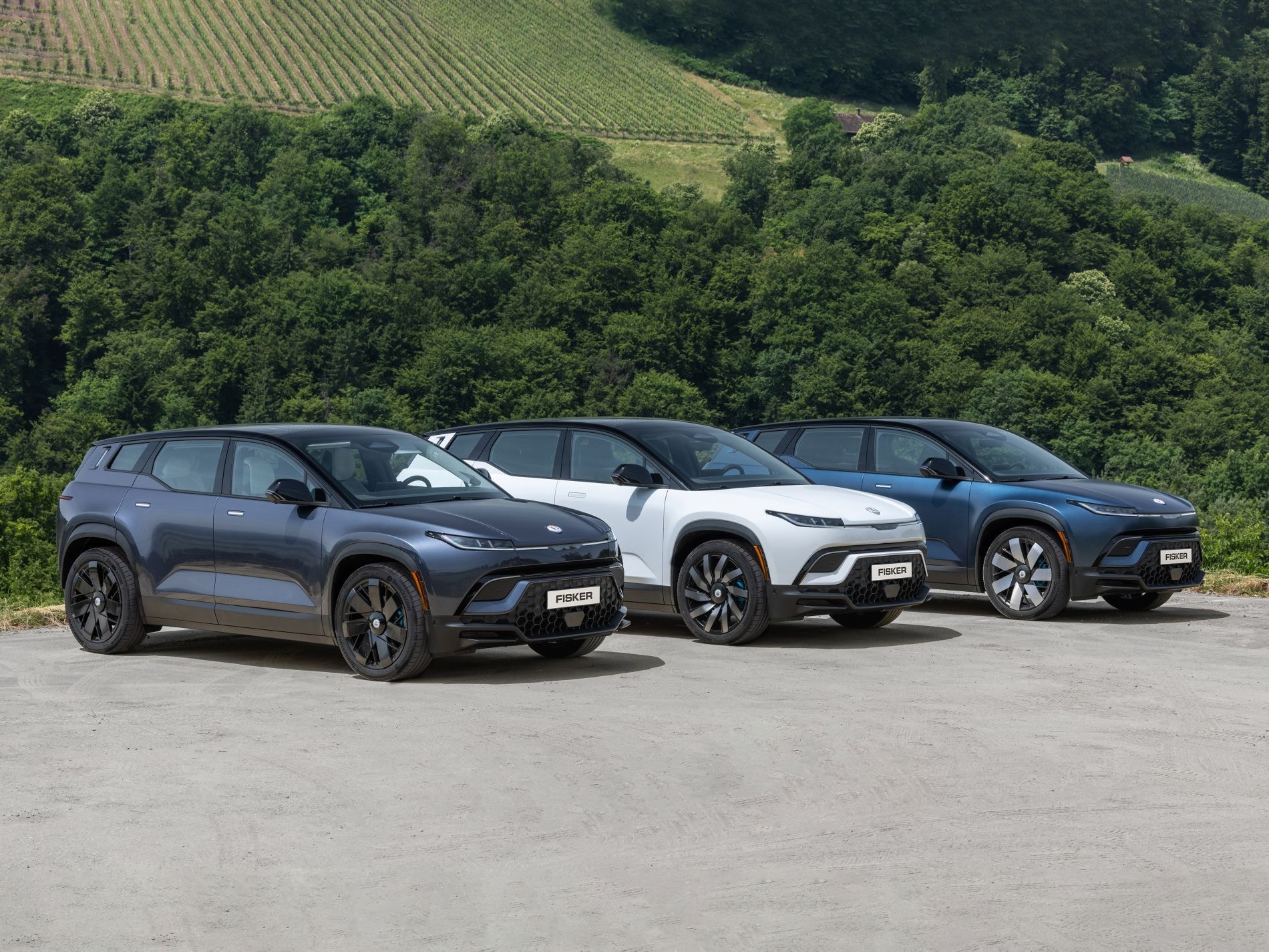 Tres variantes del Fisker Ocean mostrando su diversidad de colores.
