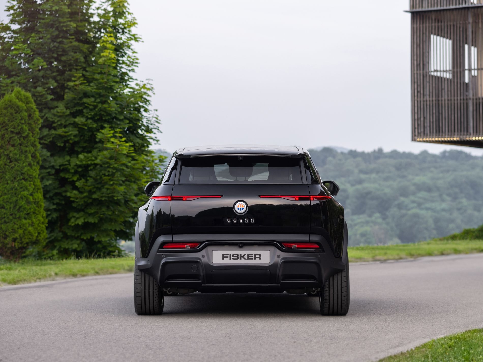 Perspectiva trasera del Fisker Ocean, mostrando su diseño distintivo.