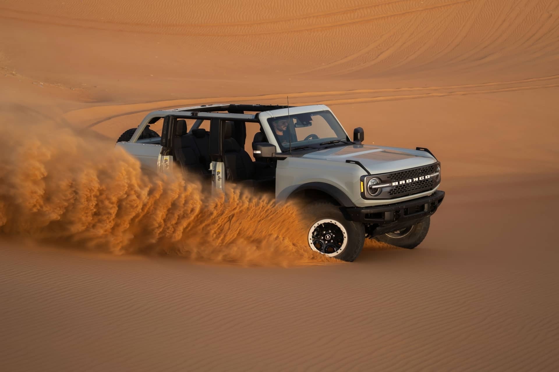 Un Ford Bronco a toda velocidad en el desierto, mostrando su capacidad y diseño robusto.