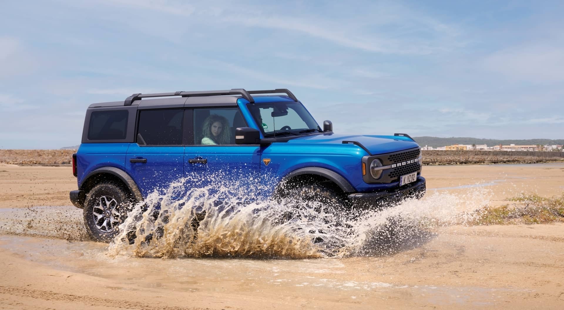 El Bronco en acción, superando obstáculos acuáticos con facilidad.