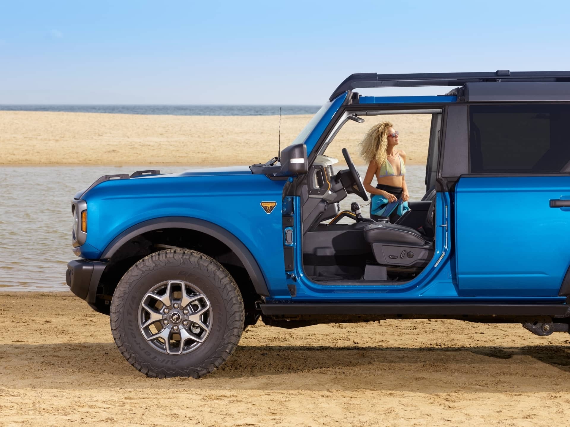 Interior del Bronco visto desde un lateral, espacioso y cómodo.