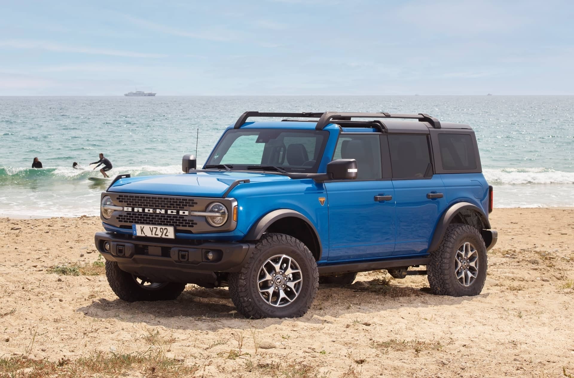 Impecable toma del Bronco en la playa, destacando su presencia robusta.