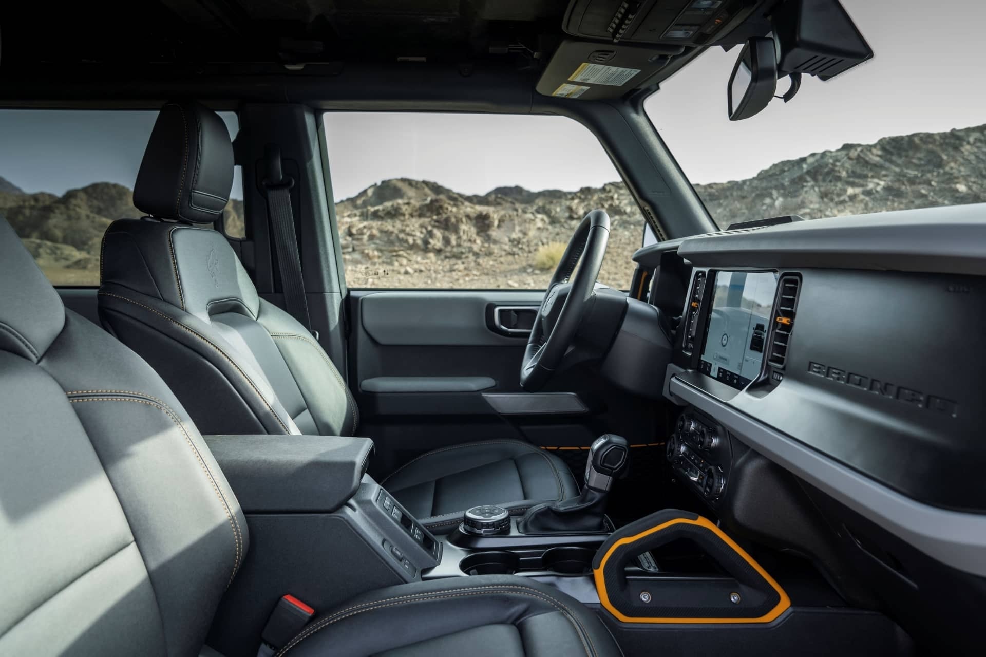 Imagen del interior del Ford Bronco resaltando sus acabados y ergonomía.