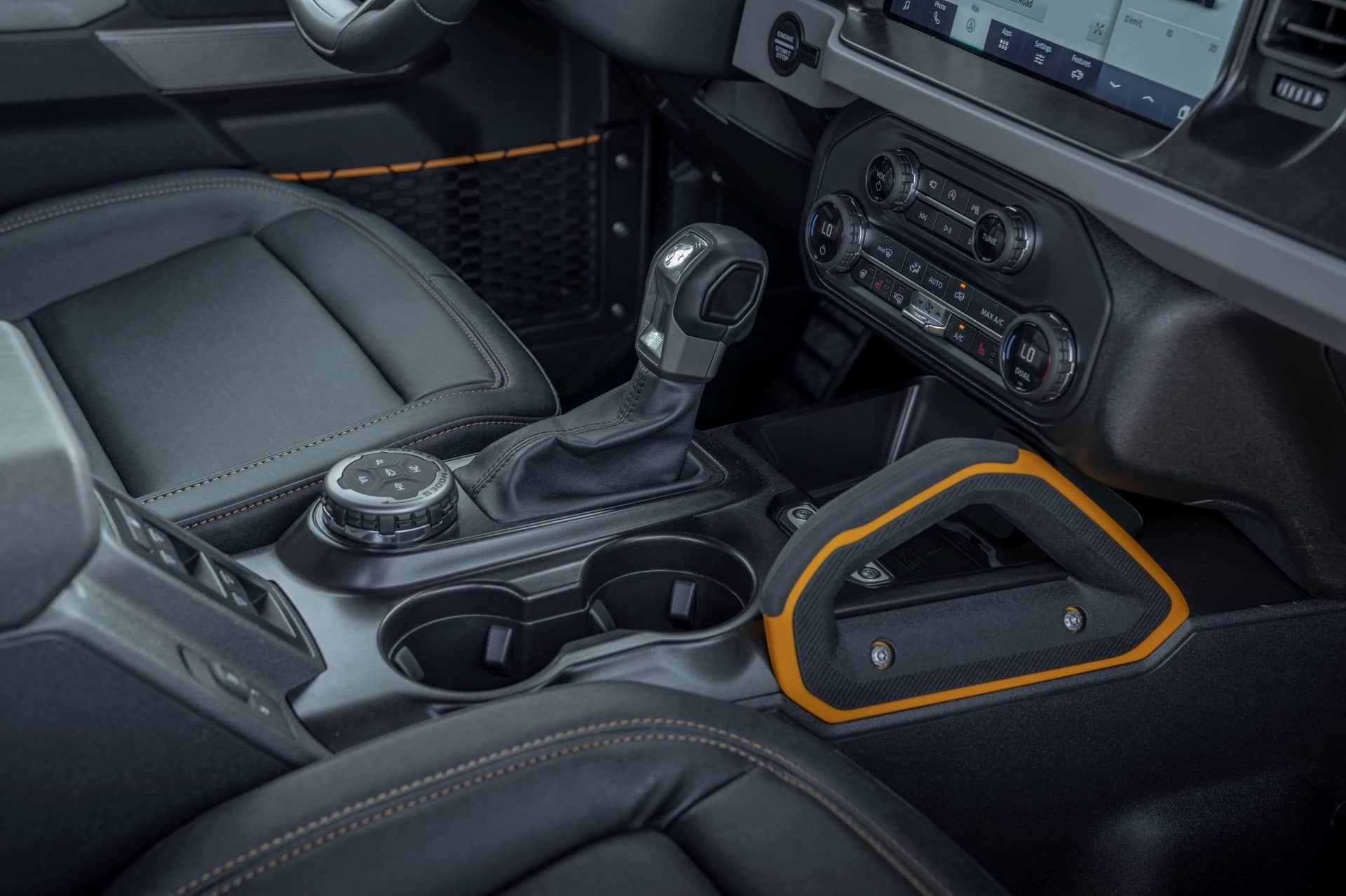 Vista de la consola central con detalles en color naranja.