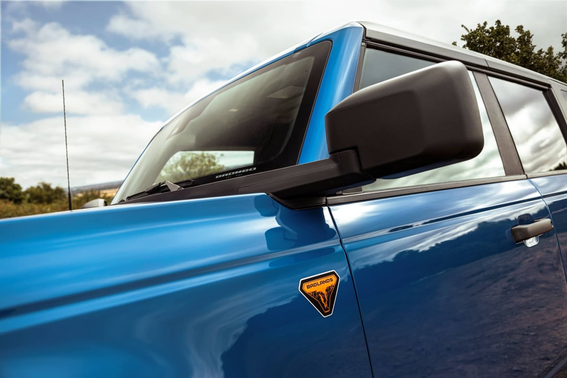 Detalle del espejo retrovisor del Bronco con el emblema, reflejo de su ADN aventurero.