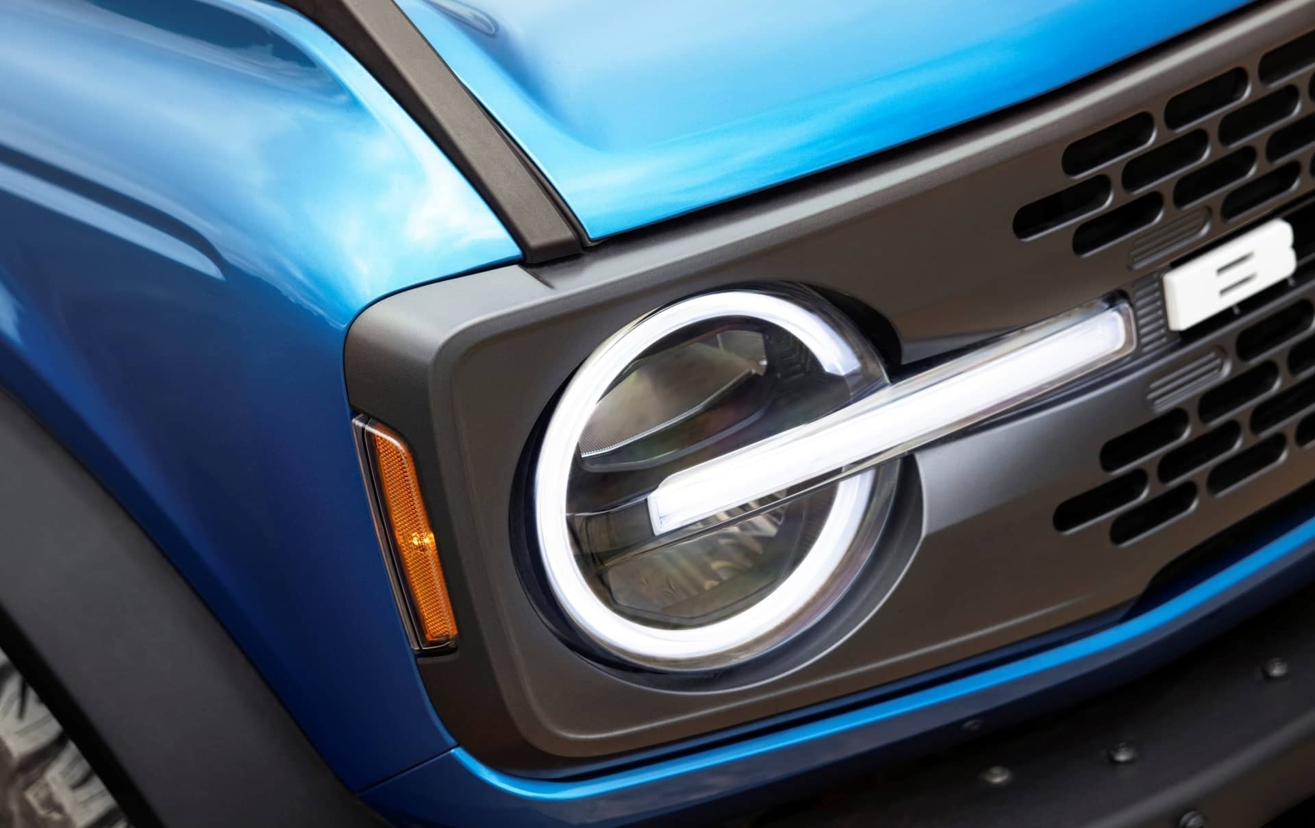 Close-up del faro delantero del Bronco, resaltando su diseño y tecnología.
