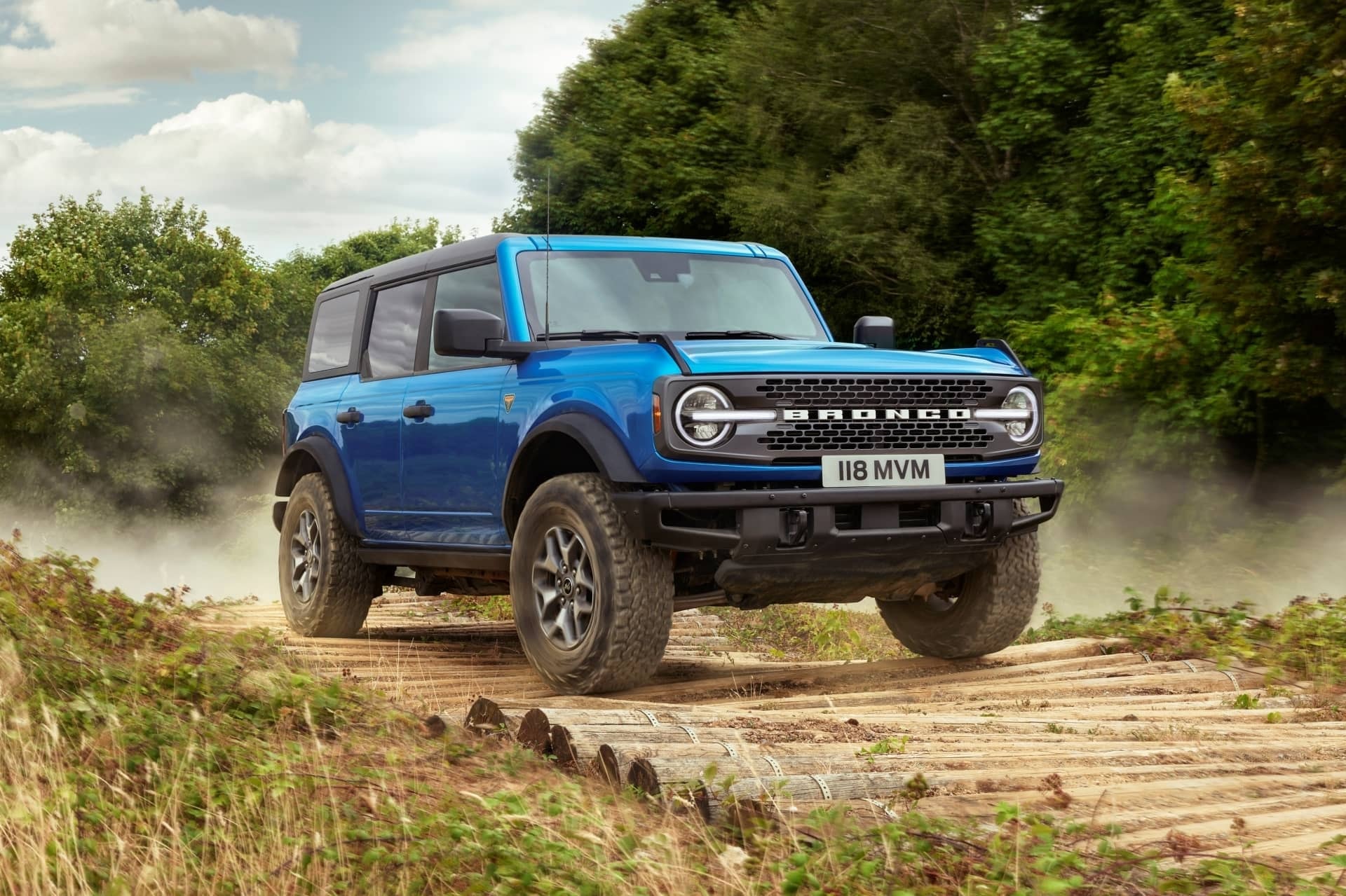 Ford Bronco en azul, dominando caminos de tierra con elegancia.
