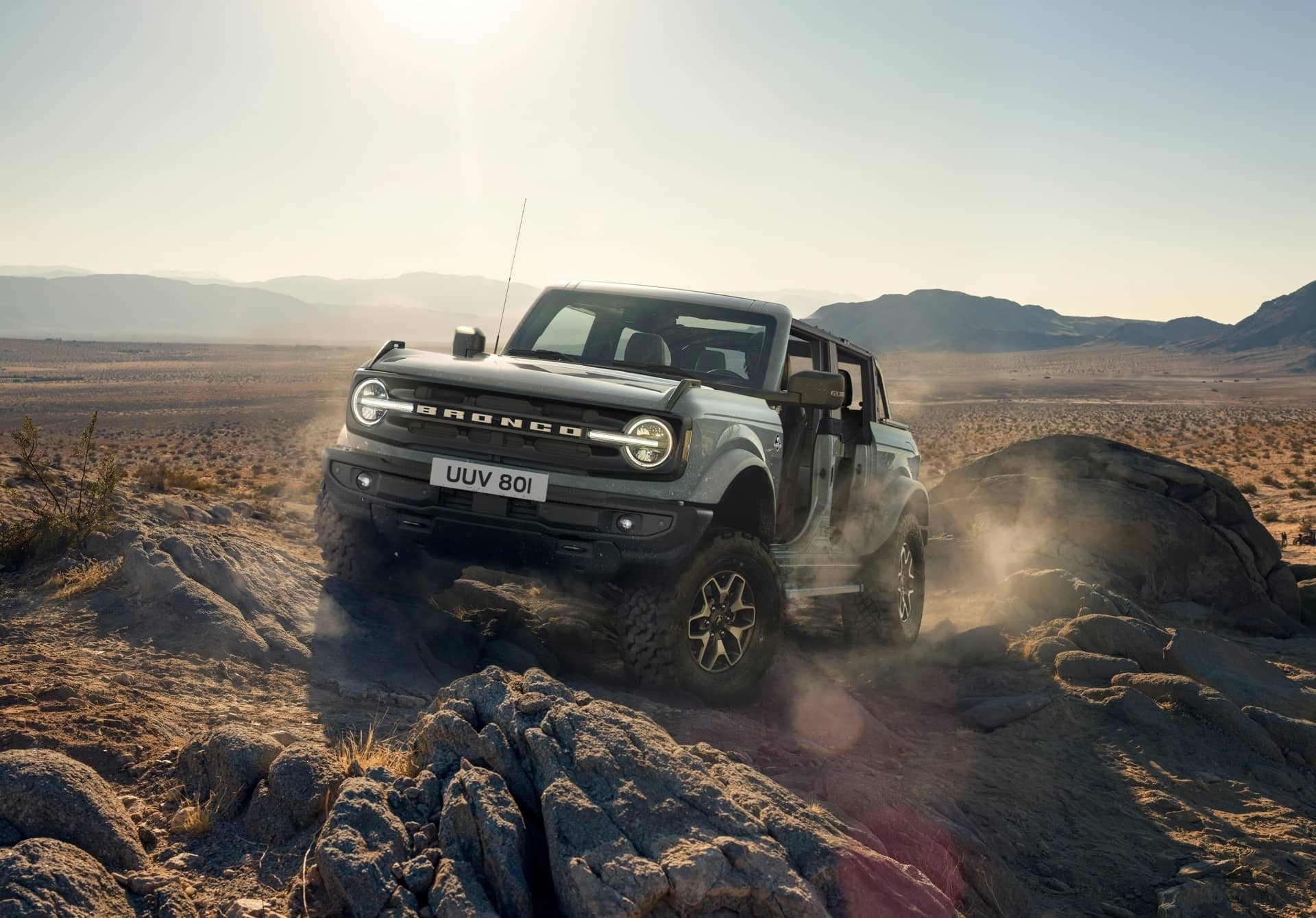 Ford Bronco superando obstáculos rocosos, demostrando sus capacidades off-road.