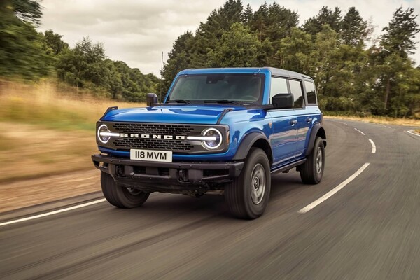 Ford Bronco capturado en una carretera, mostrando su perfil dinámico en acción.