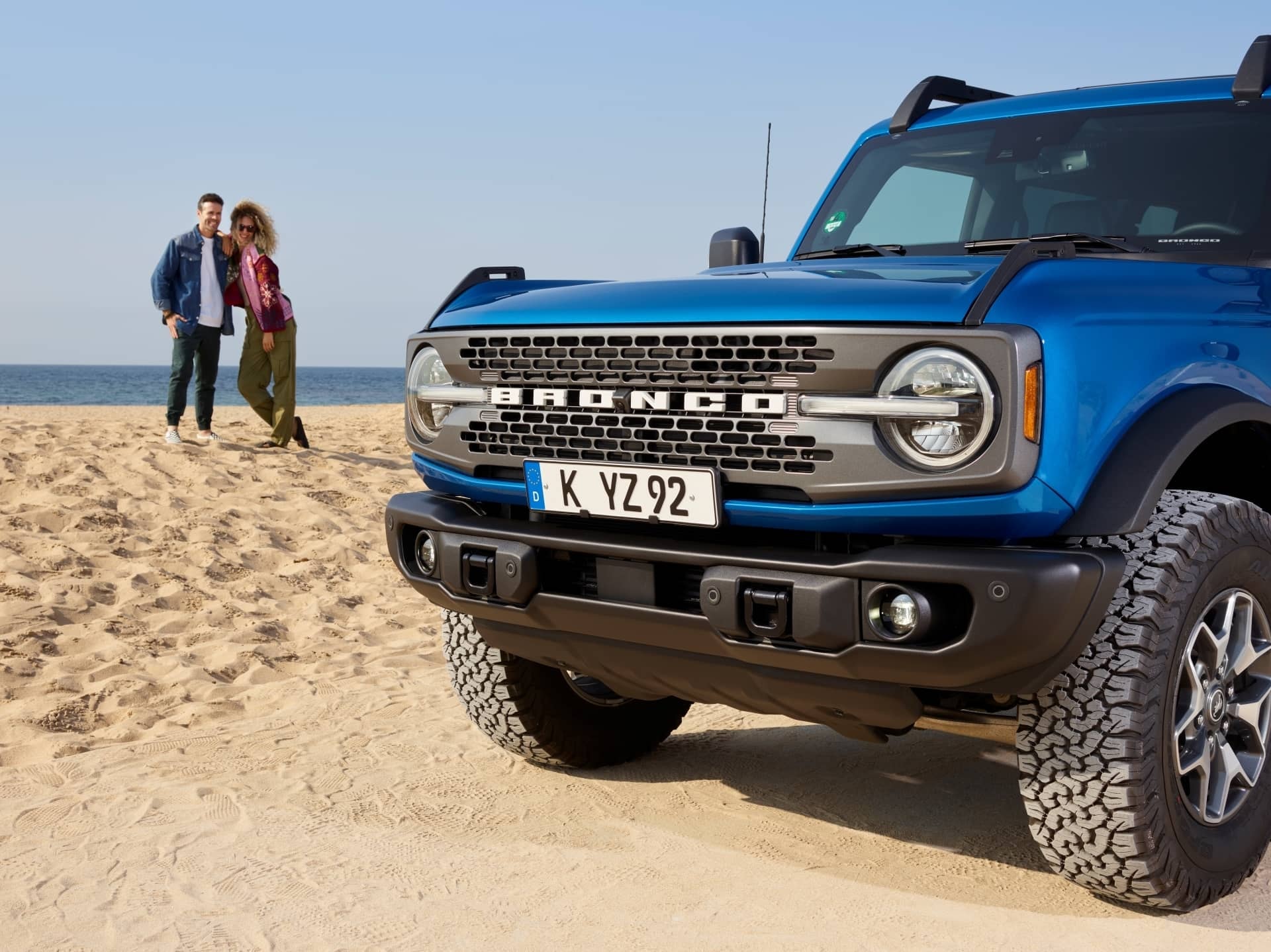 Vista frontal de un Ford Bronco estacionado en la playa.