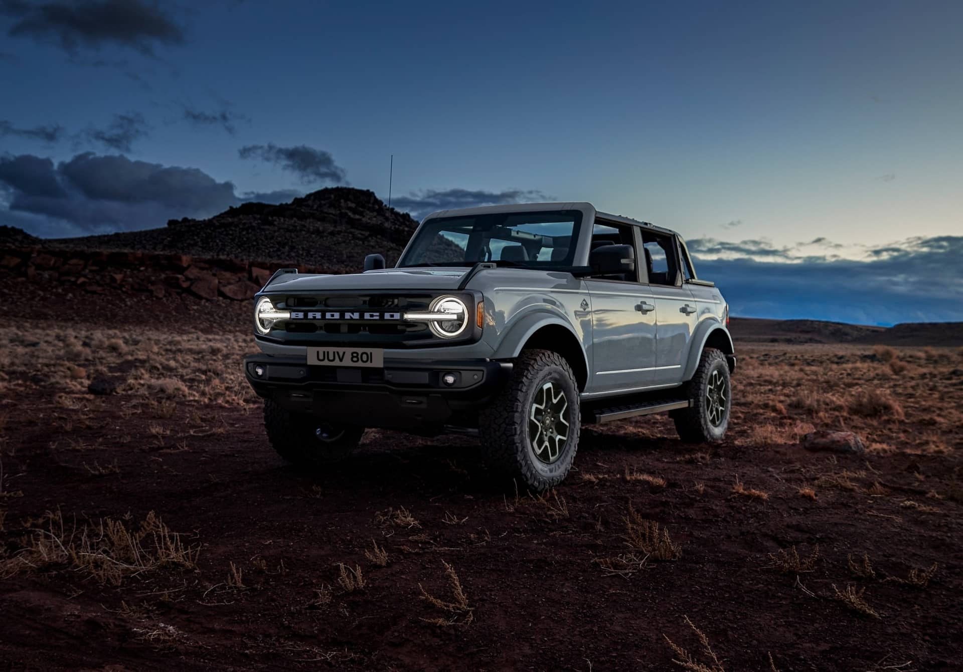 Imagen del Ford Bronco en el desierto al anochecer, resaltando su diseño robusto.