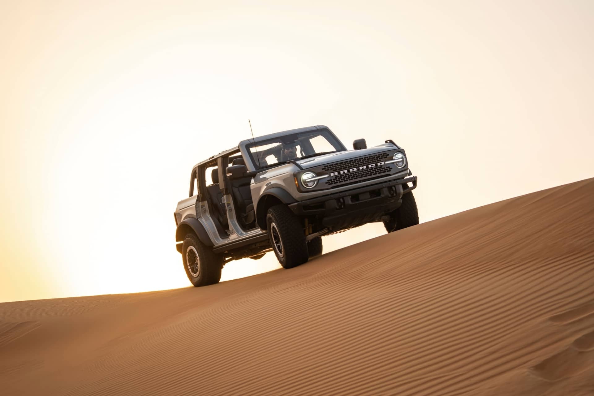 Ford Bronco maniobrando con maestría en terreno arenoso.