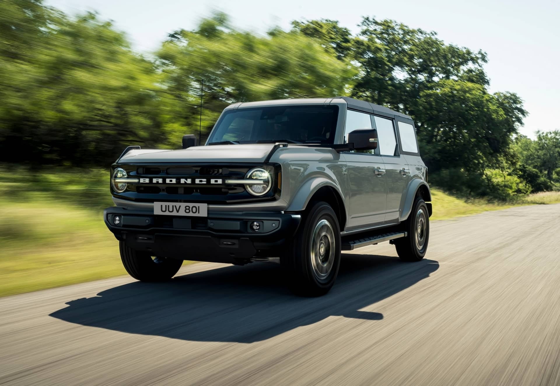 El Bronco en marcha, demostrando su dinamismo y agilidad en carretera.