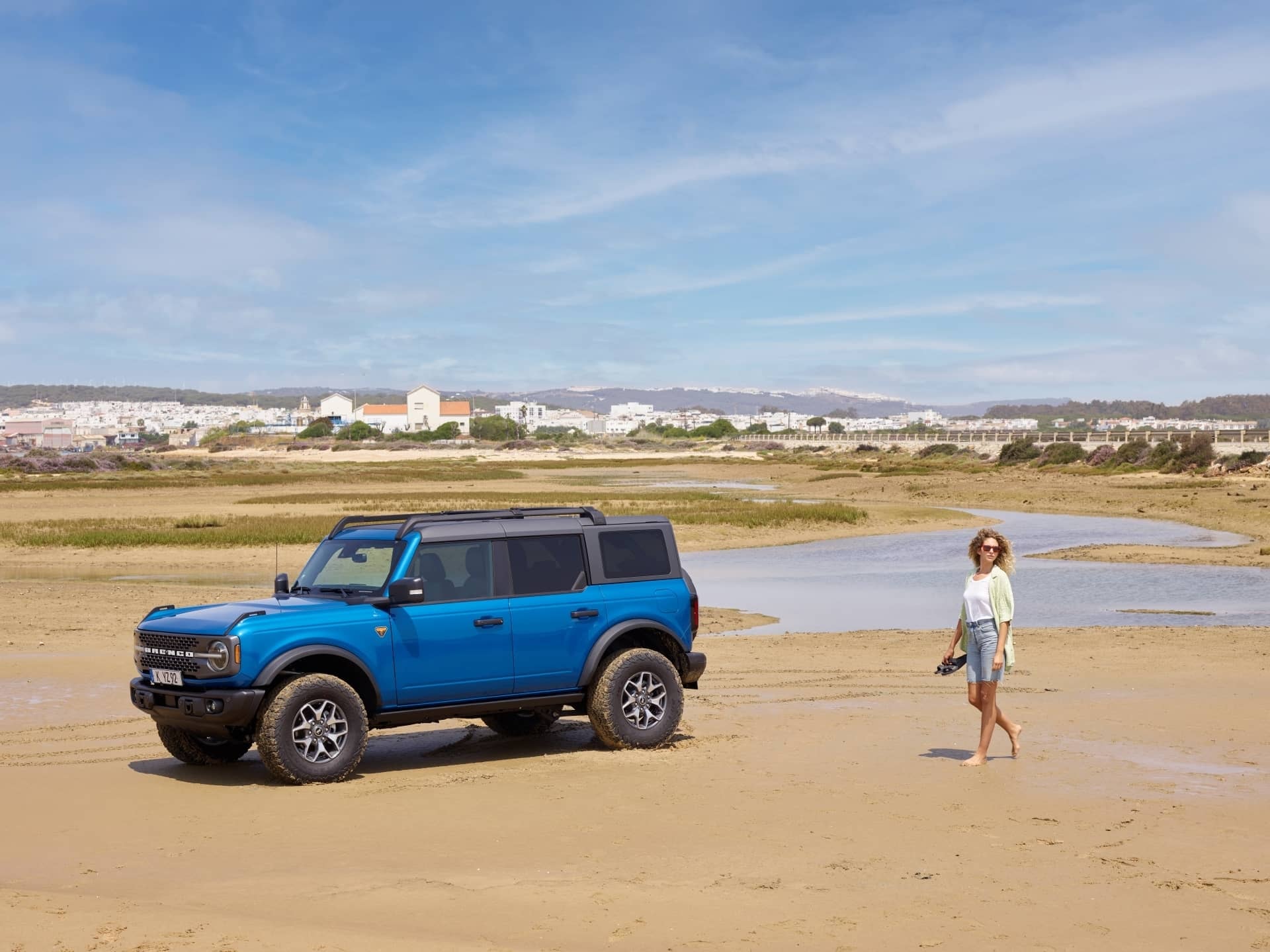Ford Bronco en entorno playero, reflejo de su espíritu aventurero.