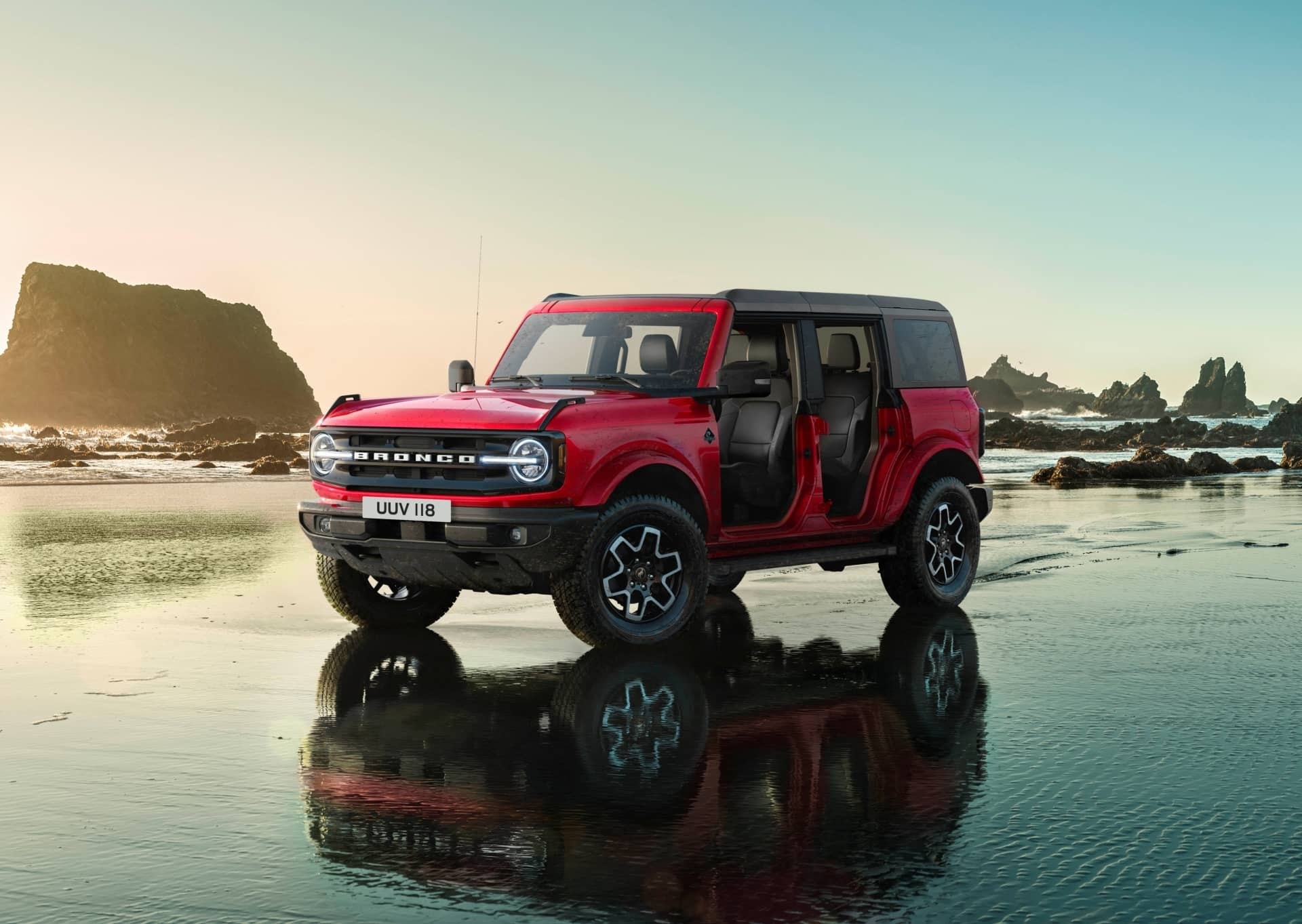 Imagen del Ford Bronco reflejado en la orilla, destacando su carácter aventurero y su diseño.