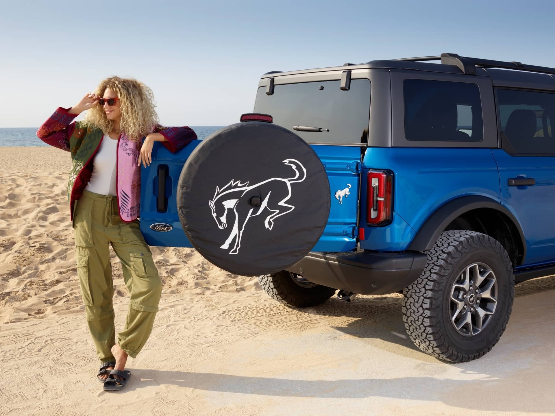 Vista lateral y trasera de Ford Bronco con portaequipajes.