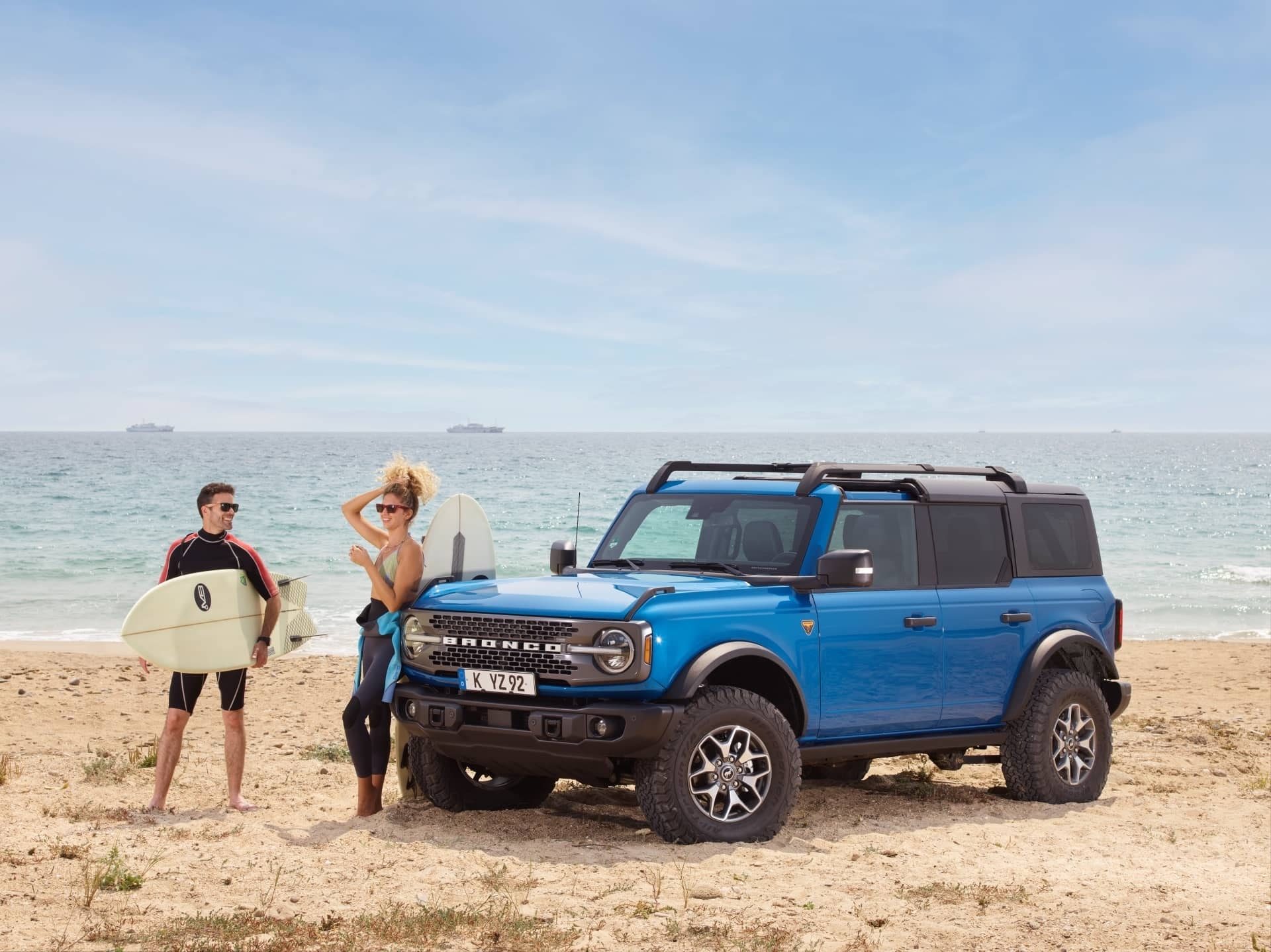 Bronco capturado junto a surfistas, destacando su perfil recreativo.