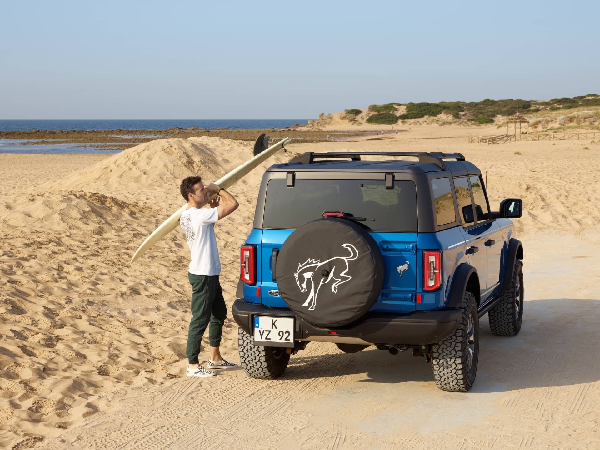 Vista trasera de un Ford Bronco con rueda de repuesto.