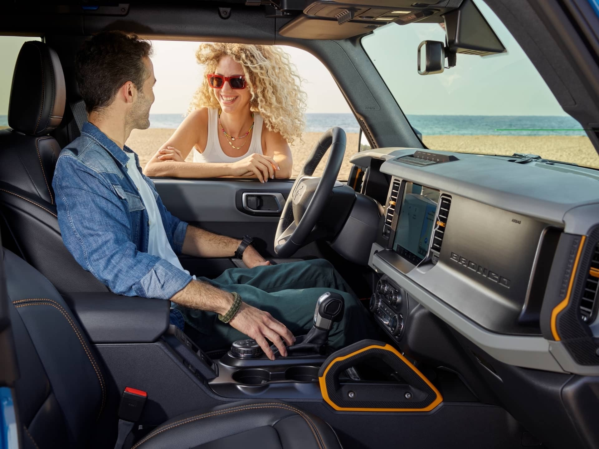 Interacción de pasajeros en el interior del Ford Bronco.