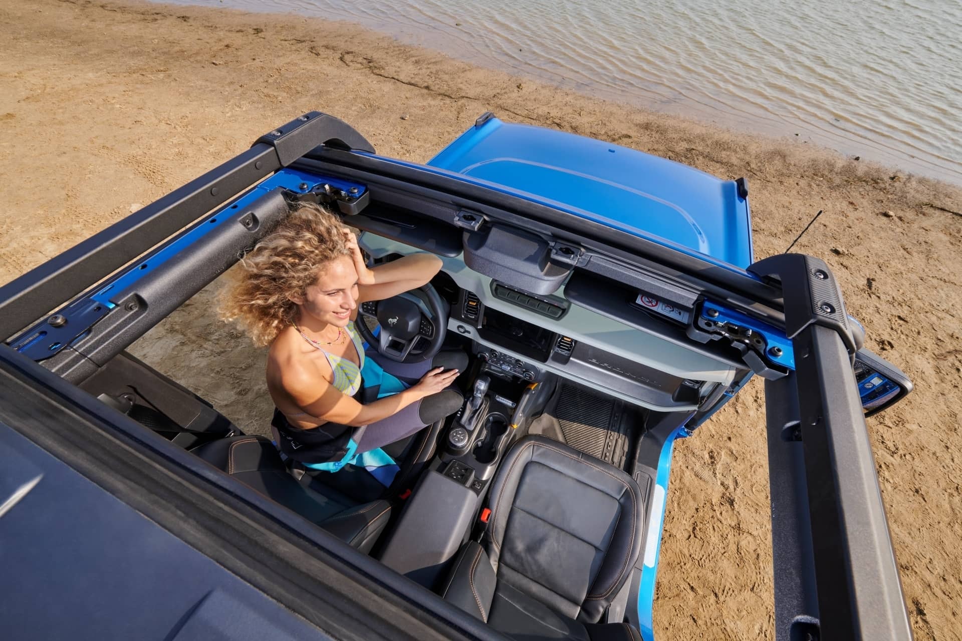 Vista superior del interior con el techo descapotable.