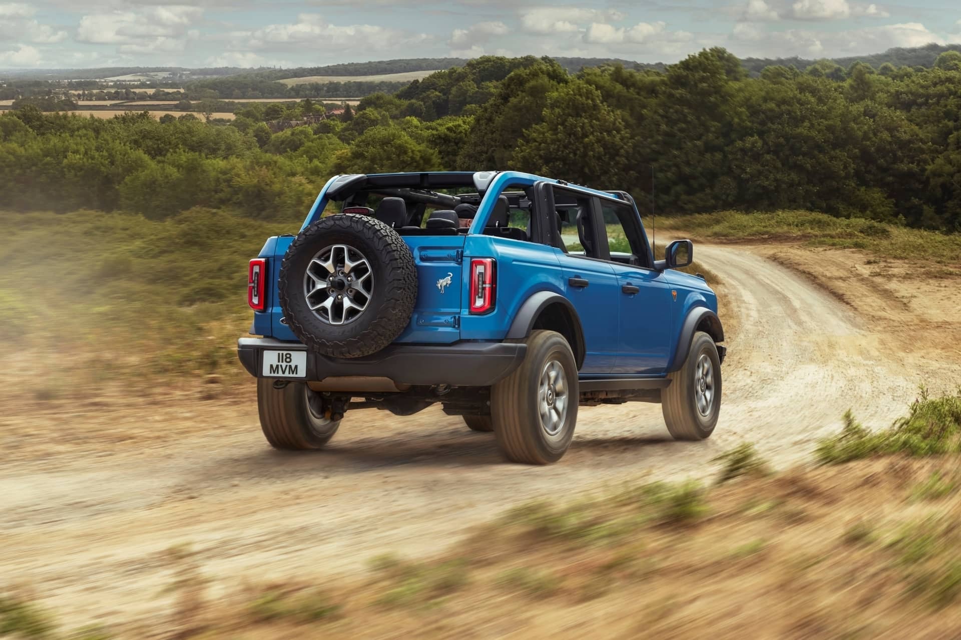 Ford Bronco mostrando su trasera y rueda de repuesto, preparado para cualquier reto.