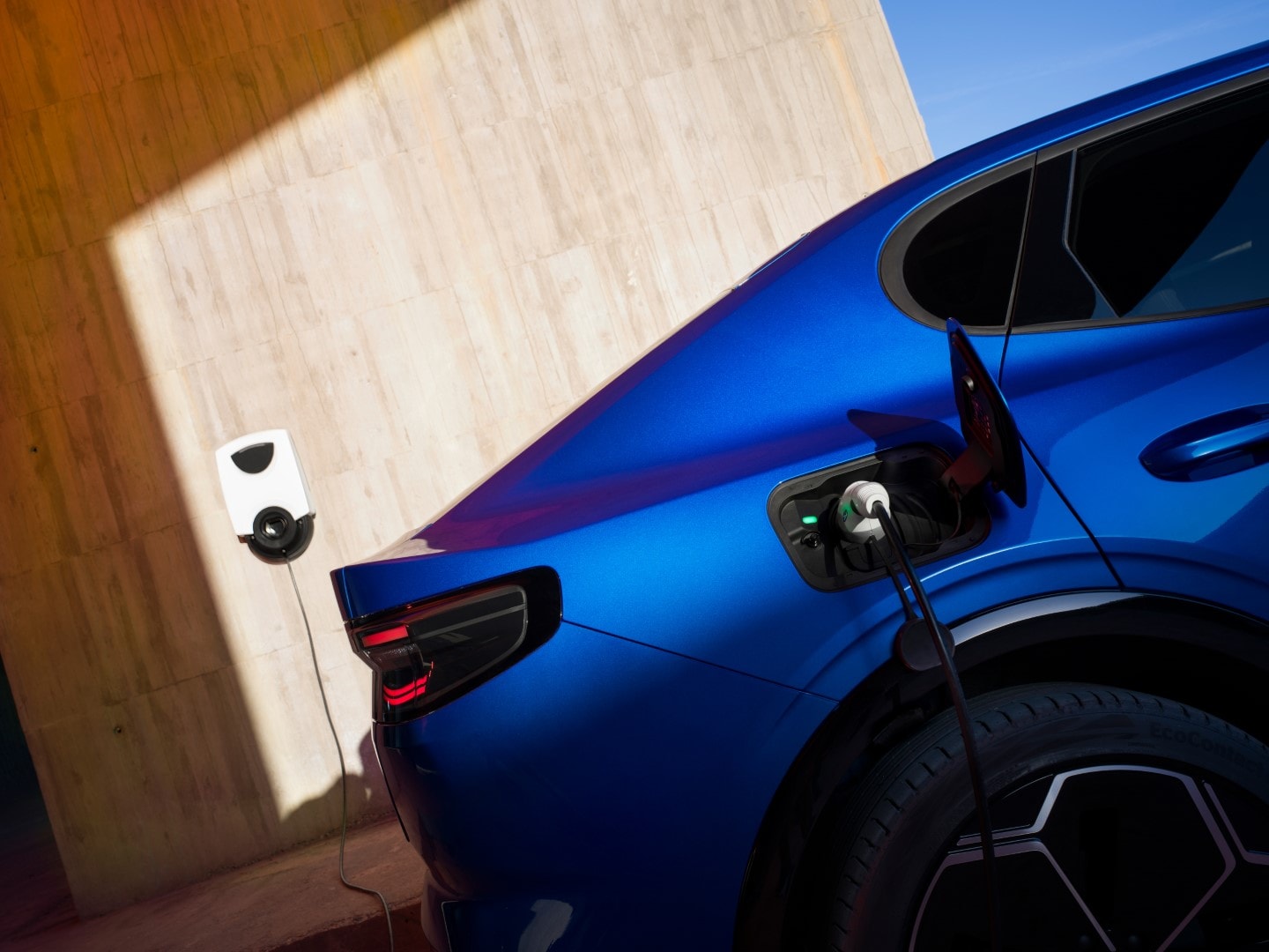 Vista lateral del Ford Capri con su sistema de carga eléctrica.