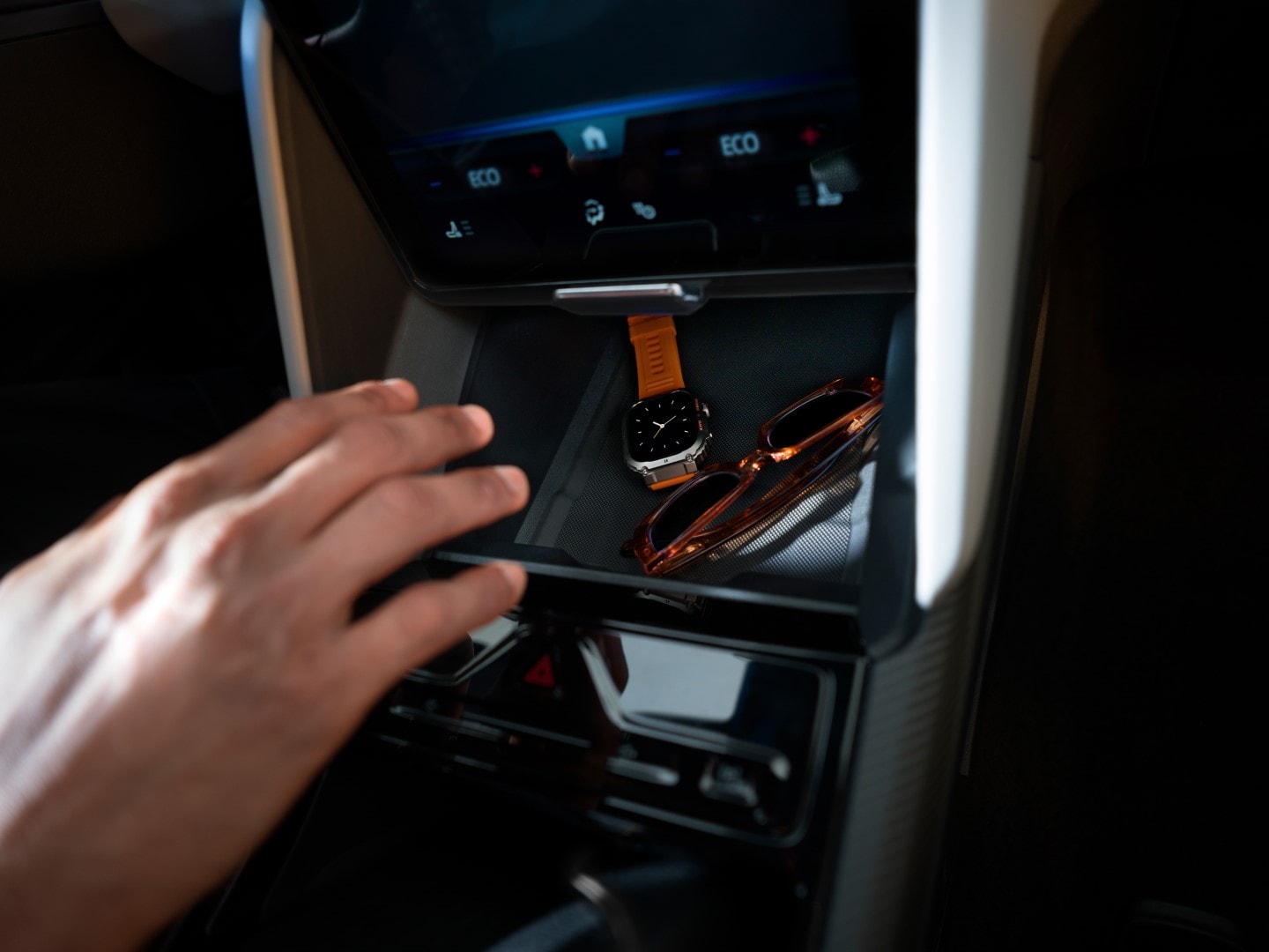 Detalle de la consola central del Ford Capri, enfatizando su ergonomía y diseño.