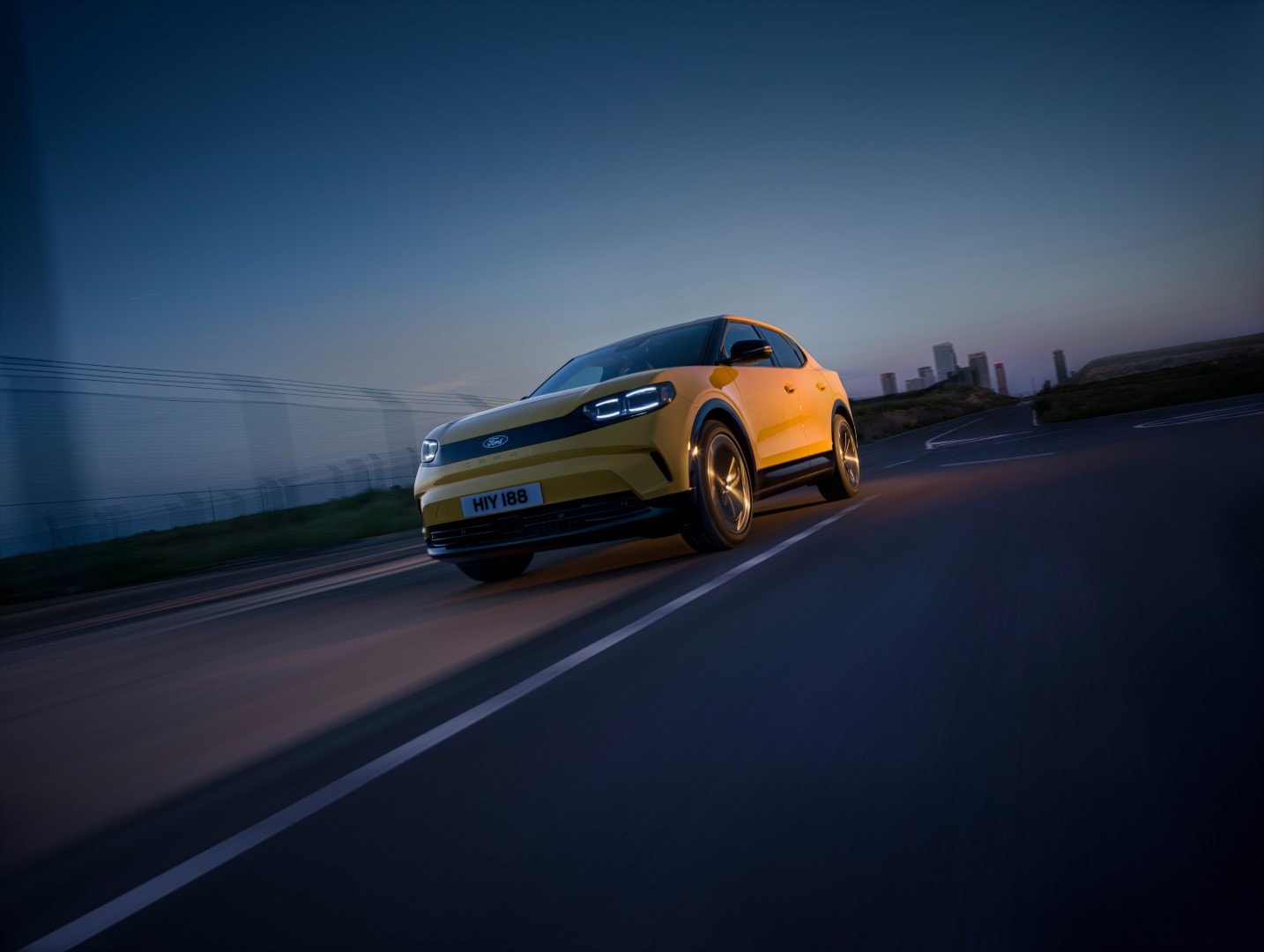 Captura del Ford Capri en movimiento, destacando su perfil dinámico.