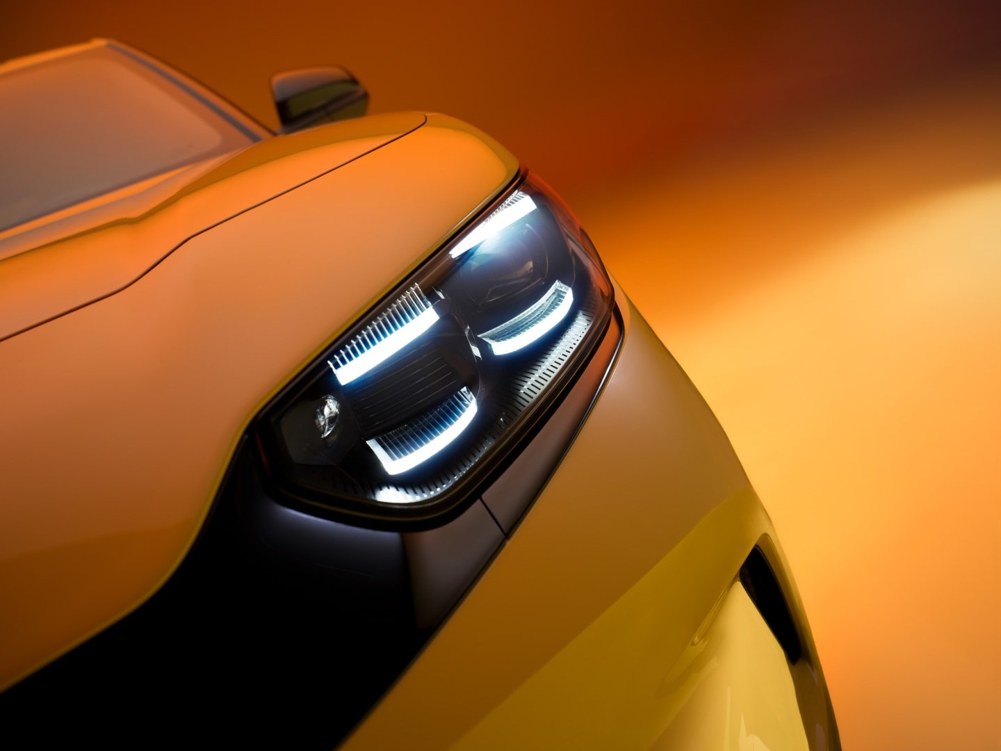 Detalle de los faros delanteros LED del Ford Capri, resaltando su tecnología de iluminación.