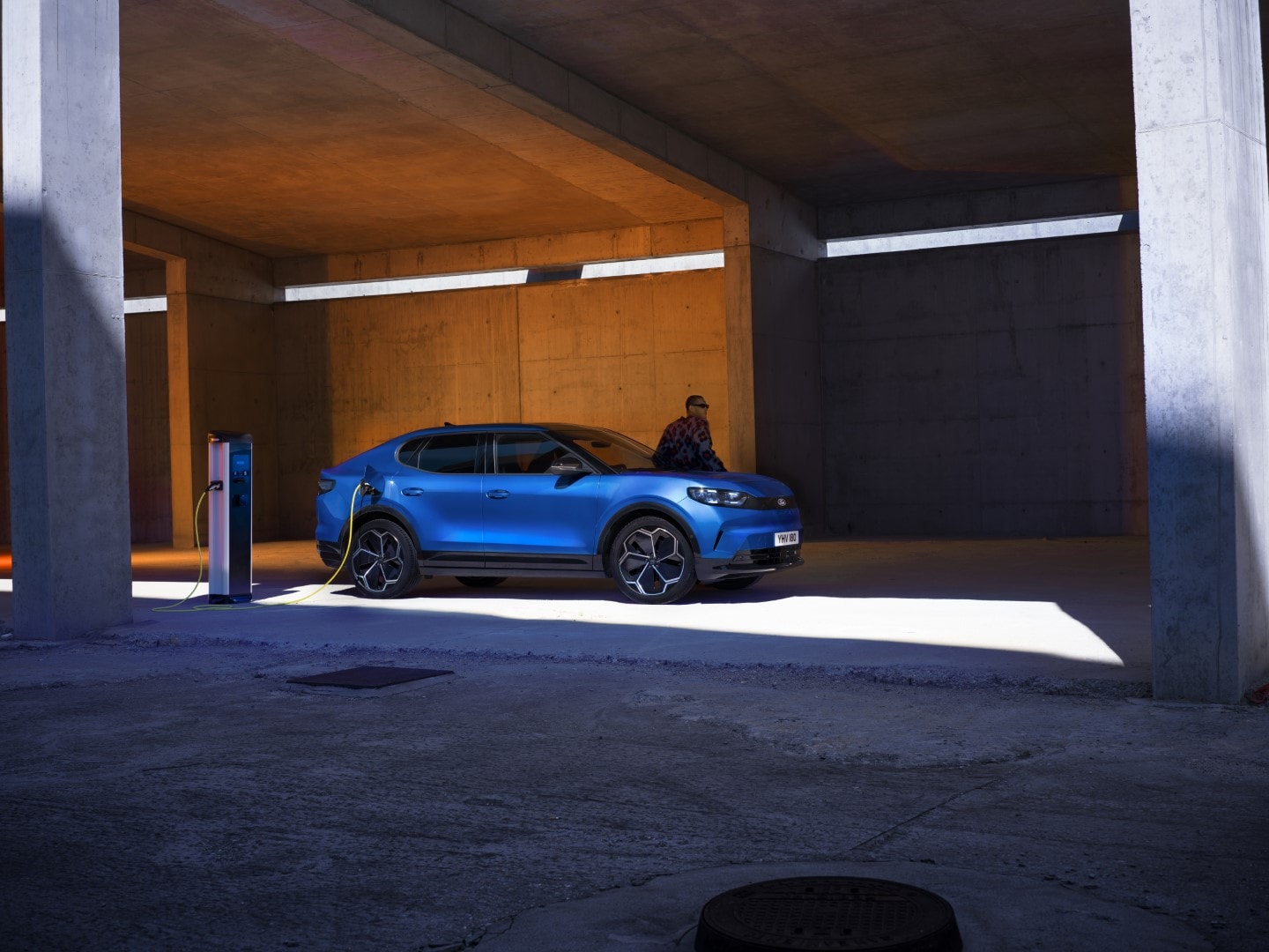 Ford Capri eléctrico capturado desde un ángulo lateral, resaltando su diseño futurista.