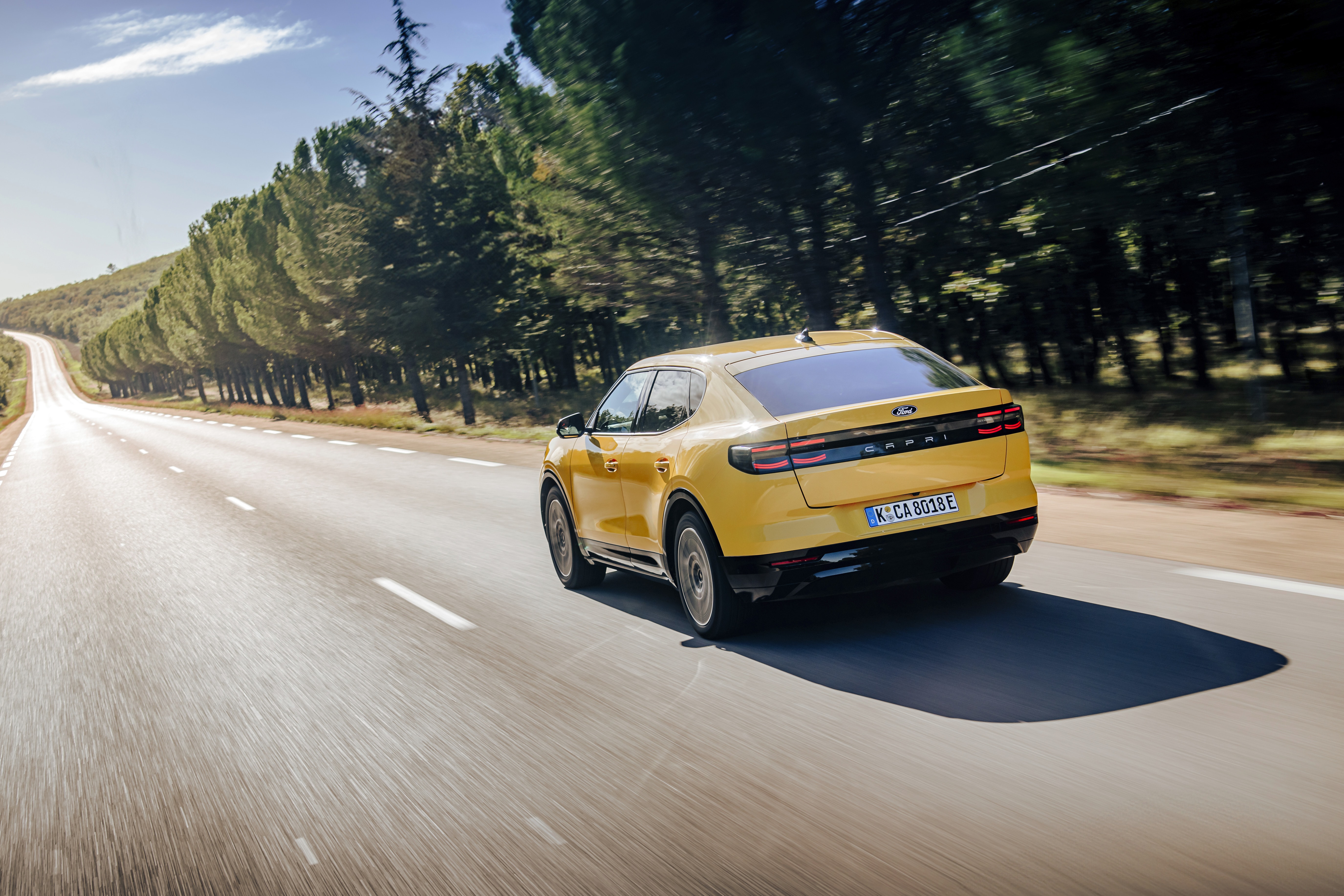 Vista lateral y delantera del Ford Capri, resaltando su diseño clásico y elegante.