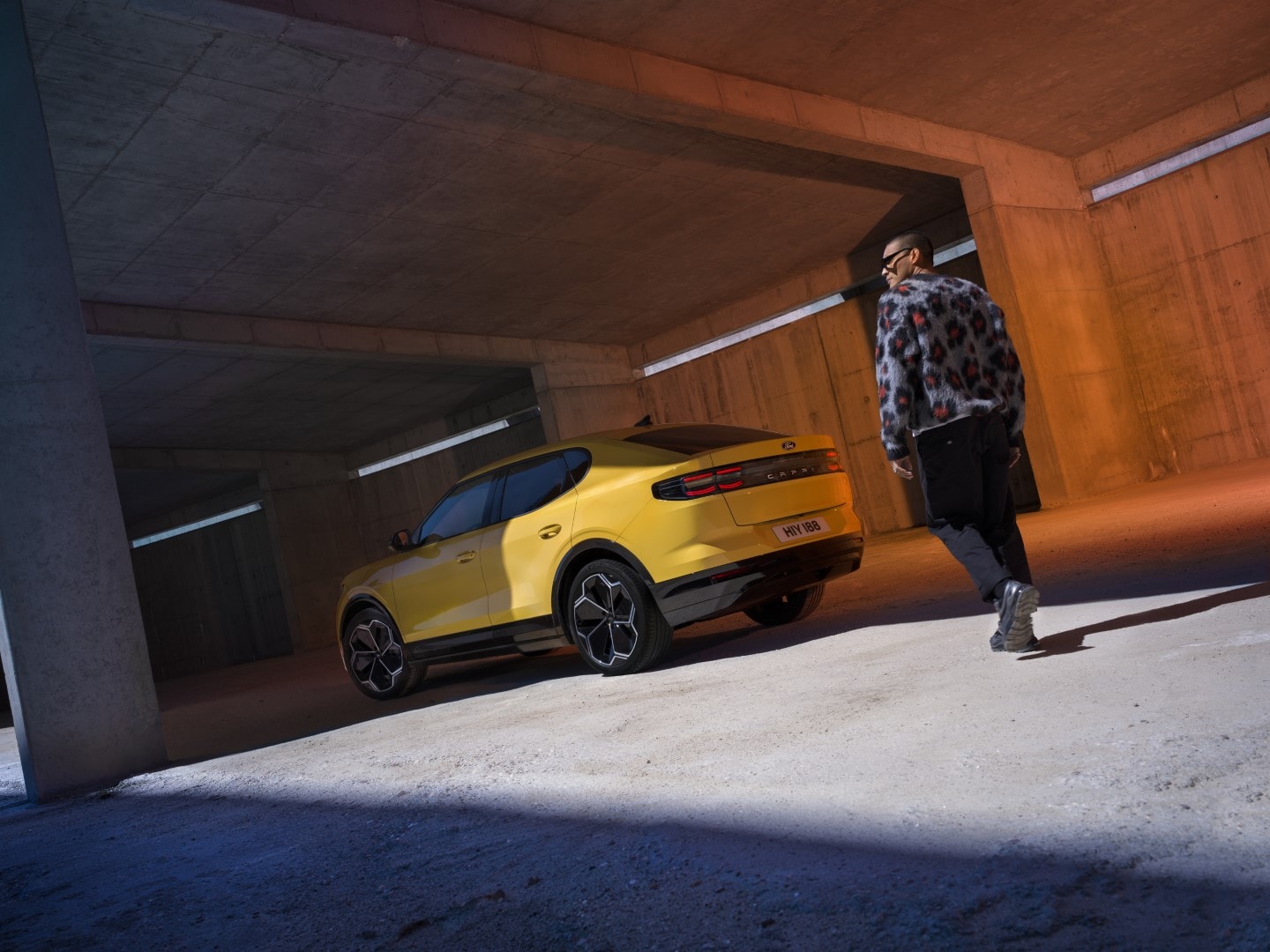 Ford Capri moderno en tono amarillo, diseño lateral refinado y deportivo.