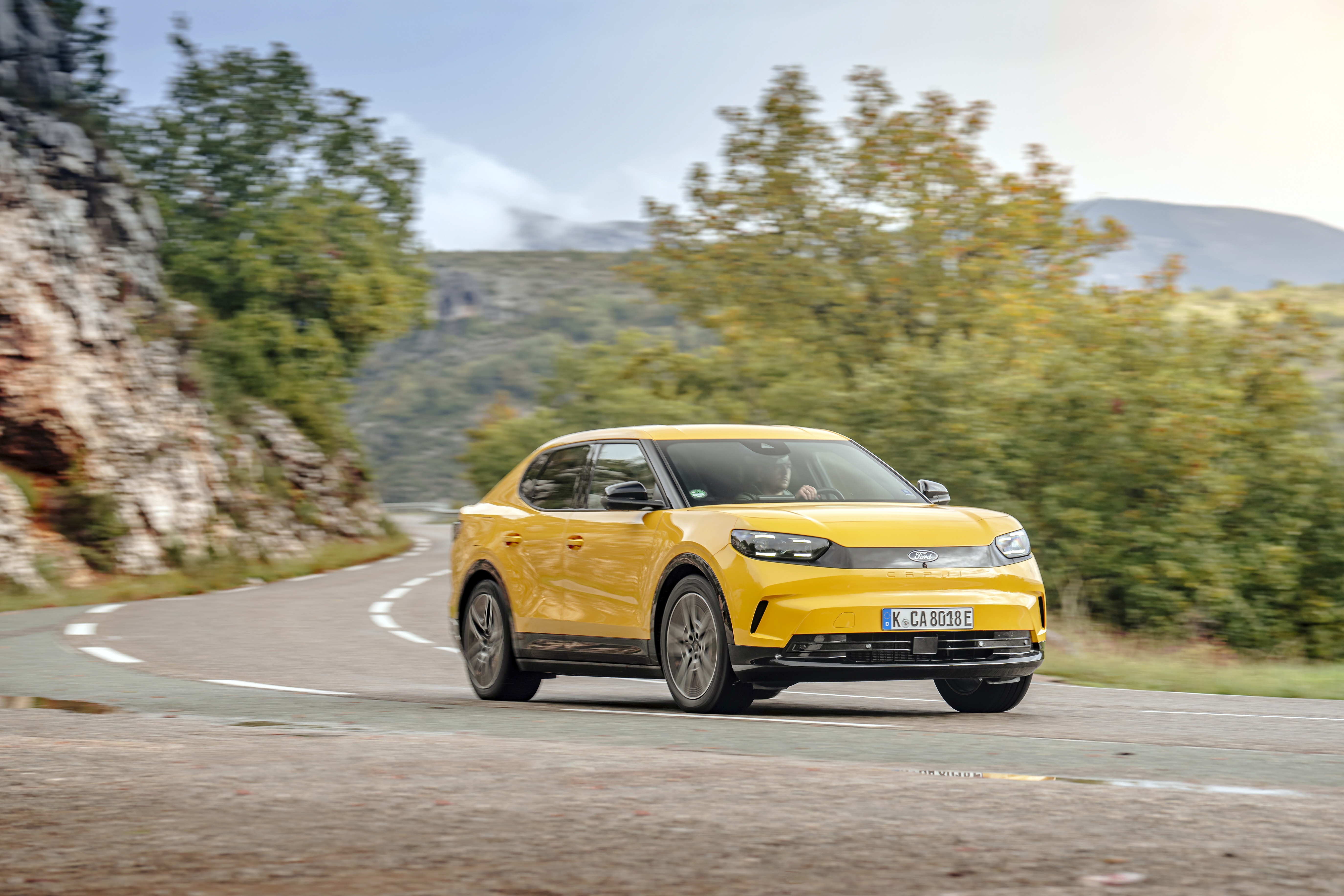 El Ford Capri mostrando su silueta estilizada, ideal para admirar su deportividad.