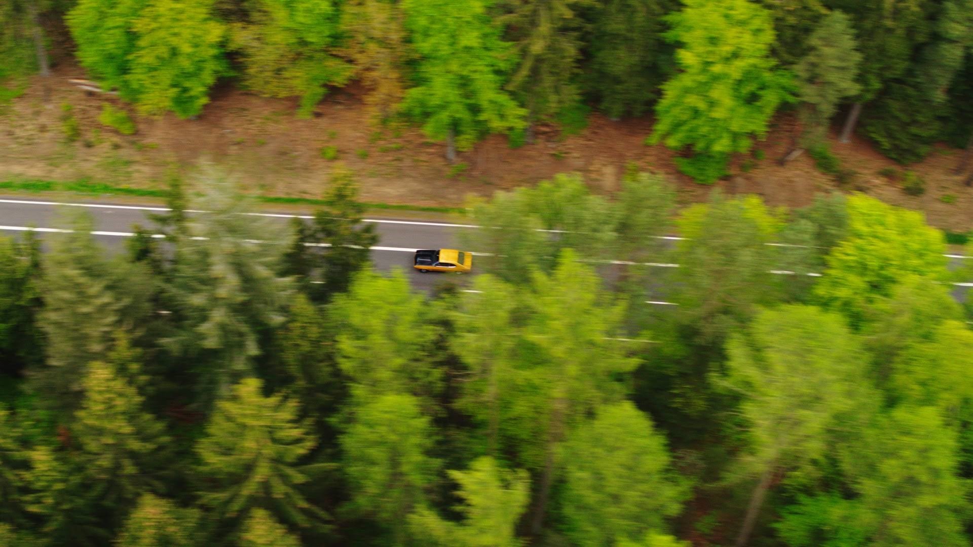 Vista aérea del Ford Capri en movimiento, difícil de categorizar pero ofrece una perspectiva única.