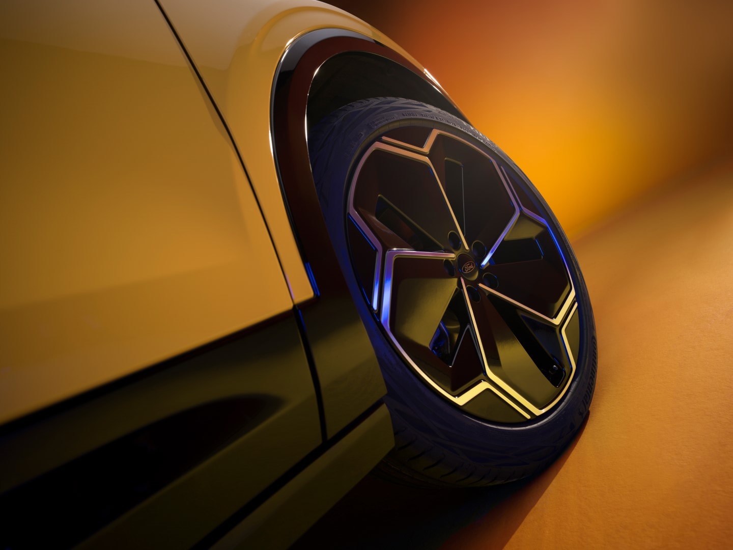 Detalle innovador de las llantas del Ford Capri, realzando su estética deportiva.